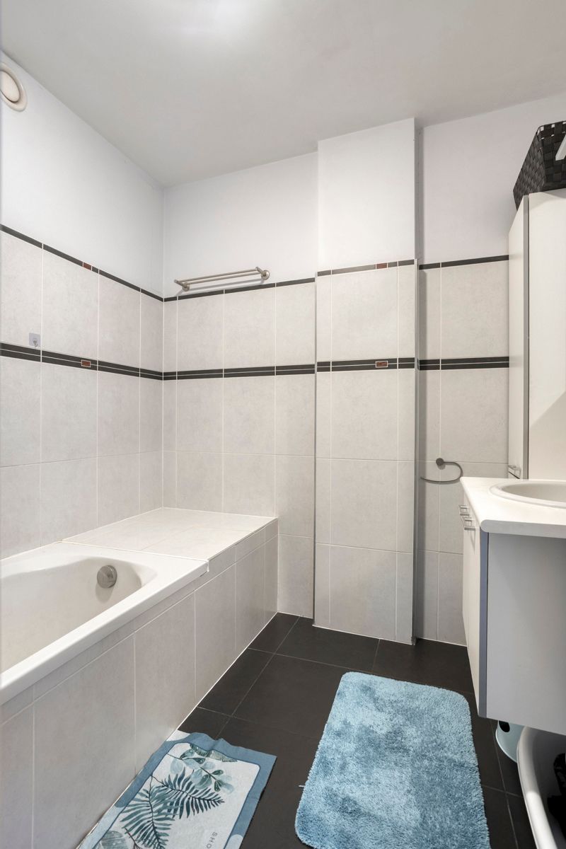 Instapklaar appartement met terras in het centrum van Zellik! foto 13