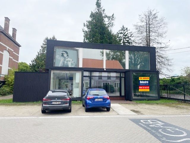 HIPPE KANTOREN-POLYVALENT GEBOUW NABIJ OPRIT E40 foto {{pictureIndex}}