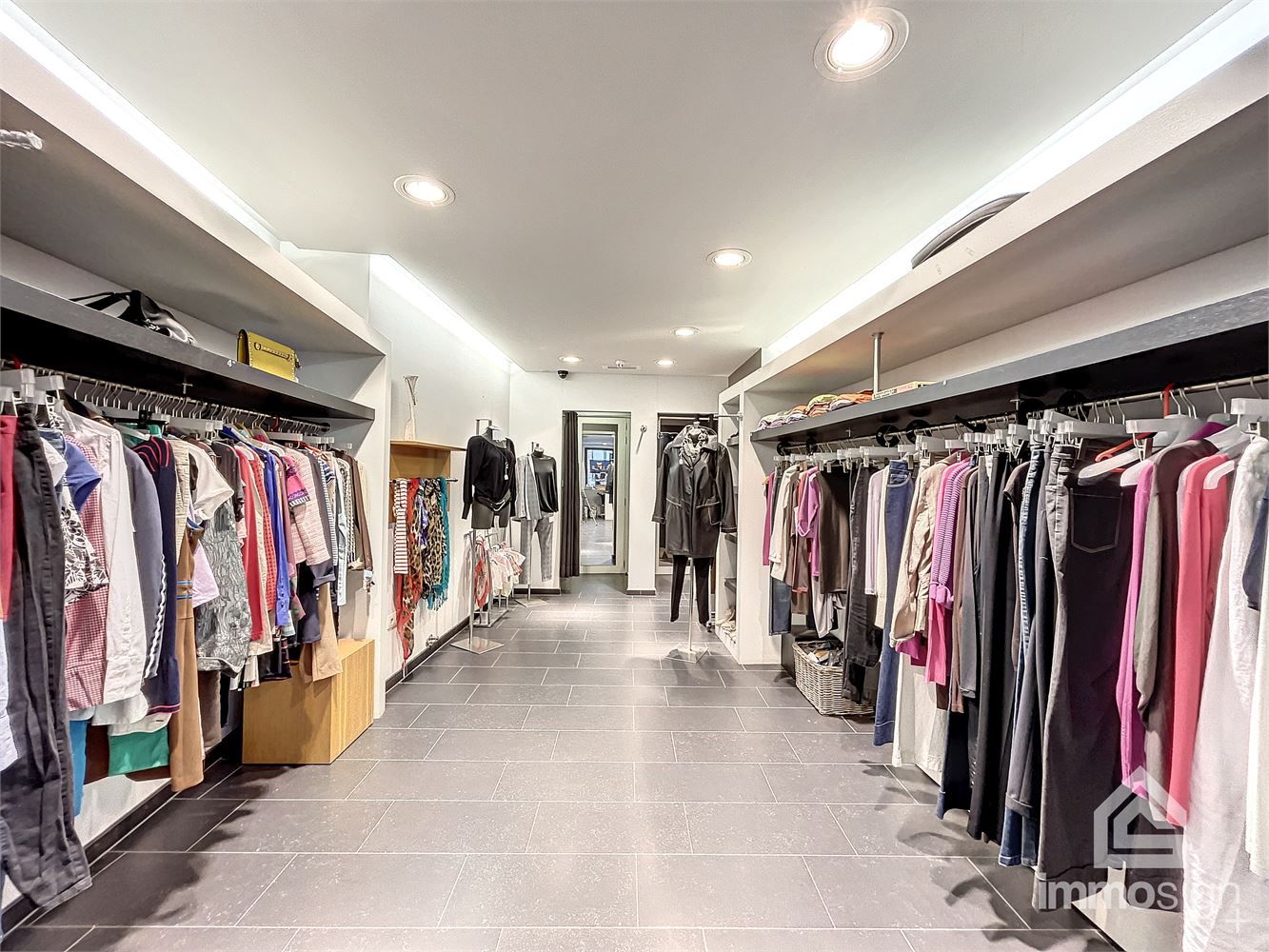 Prachtig handelspand met duplex midden in het centrum van Maaseik! foto 12