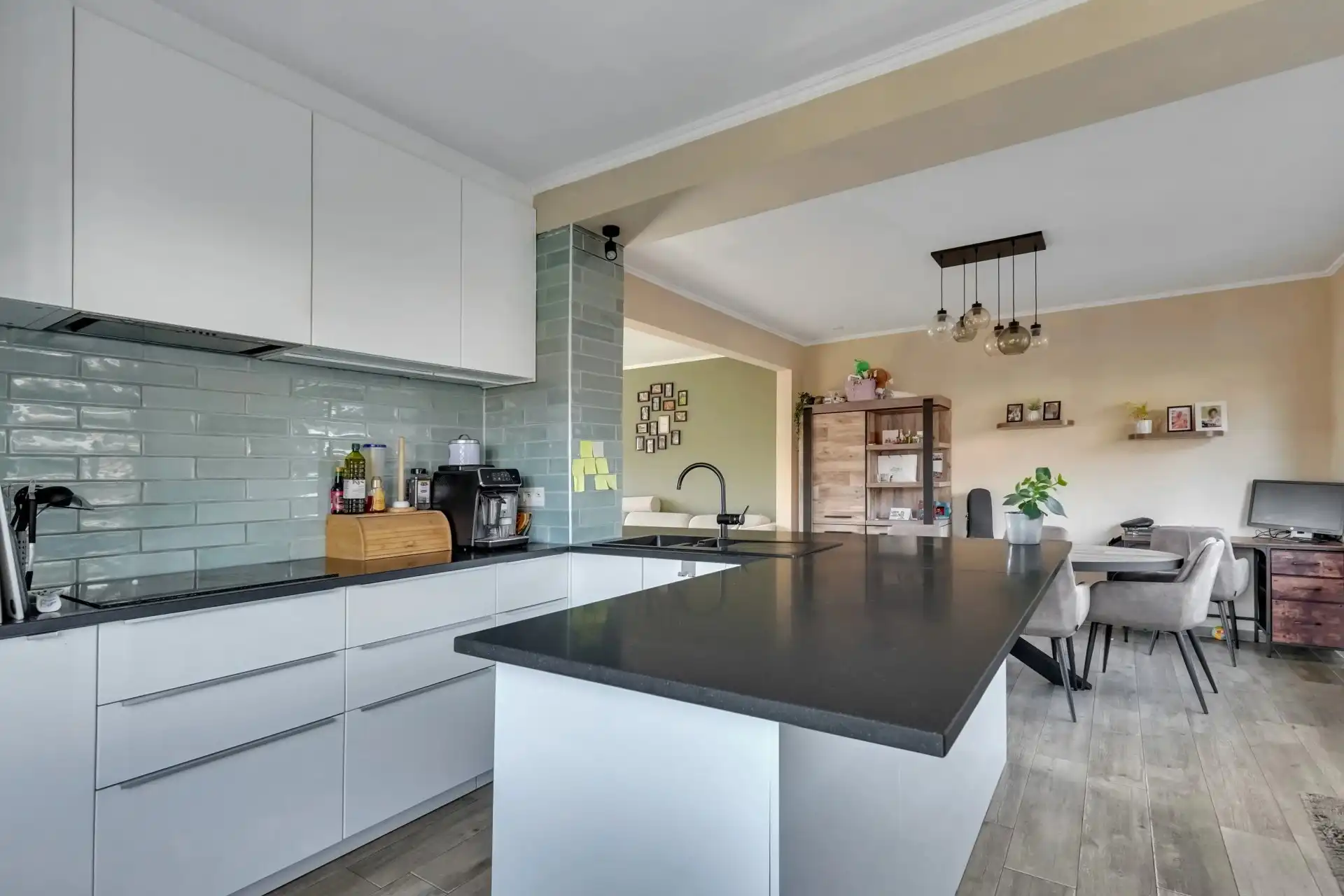Ruime gezinswoning met drie slaapkamers foto 9