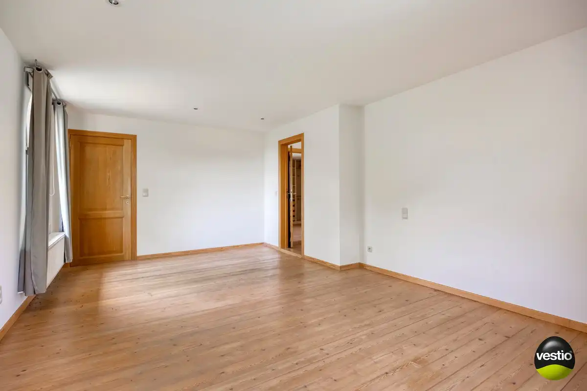 EXCLUSIEVE HOEVE MET MEERDERE WOONGEDEELTES, ATELIER, STALLING en AANPALENDE WEIDE OP CA. 1,6 HECTARE NABIJ DOMEIN NIEUWENHOVEN. foto 70