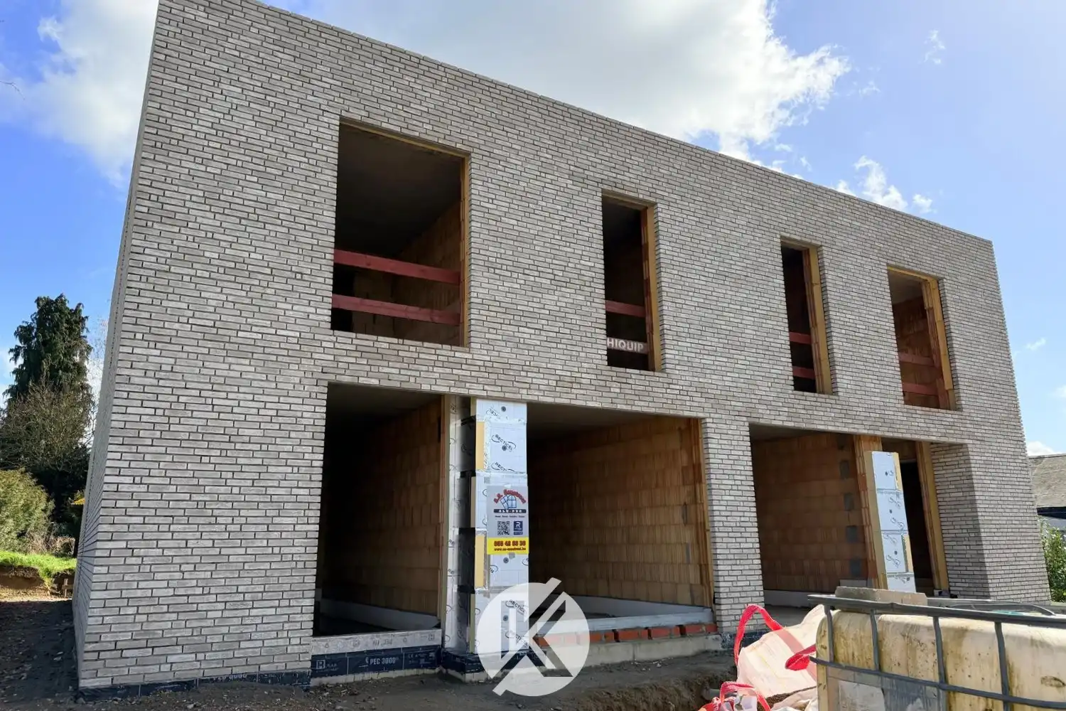 Strakke halfopen nieuwbouwwoning met potentieel foto {{pictureIndex}}