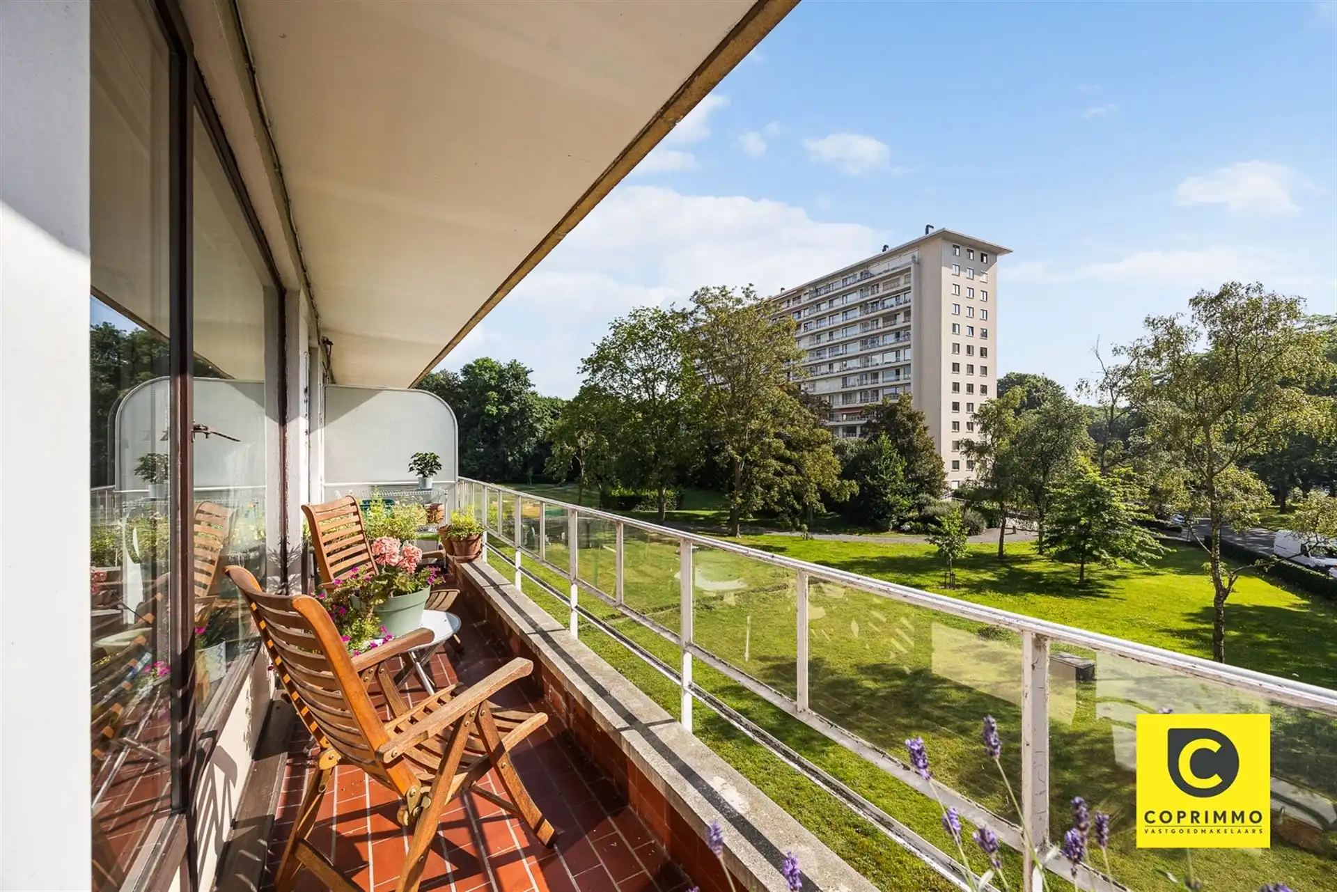 Riant 4 slaapkamer app + garage foto 5