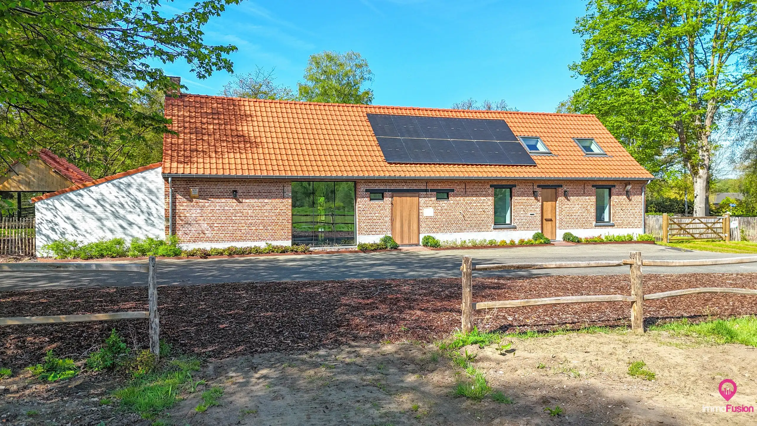 Multifunctioneel horecapand op een perceel van 1.9 hectare! foto 2