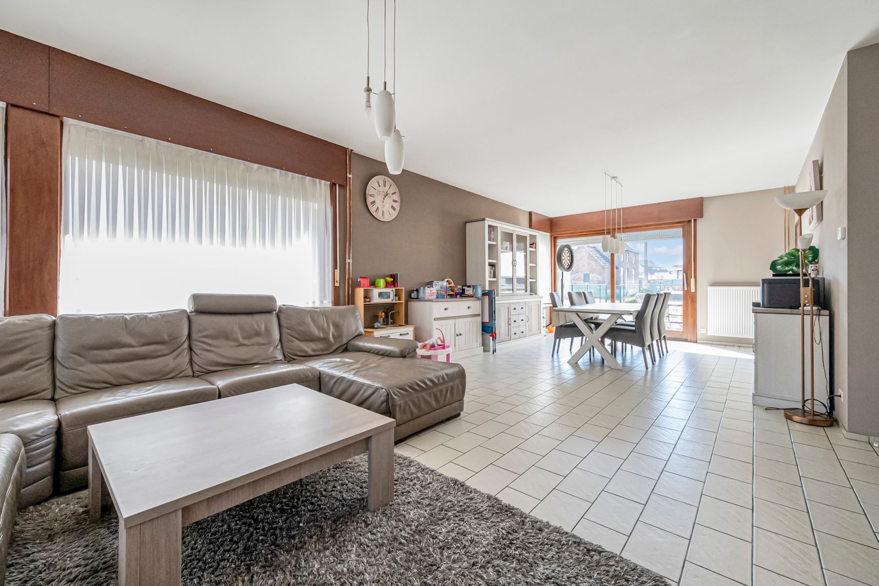 Zeer ruime woonst met 4 slaapkamers nabij Berlare centrum foto {{pictureIndex}}