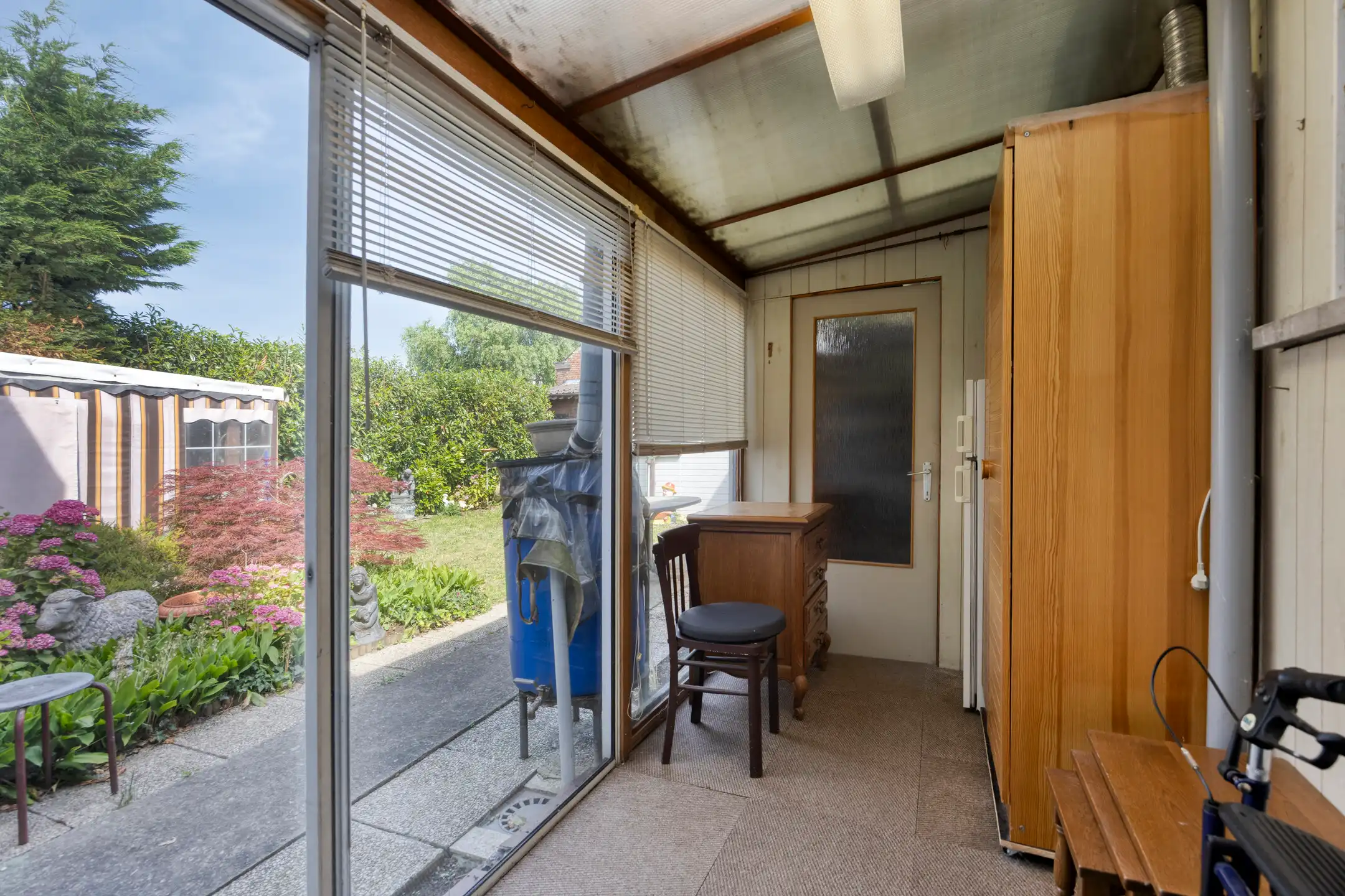 Te renoveren woning met garage en tuin foto 11