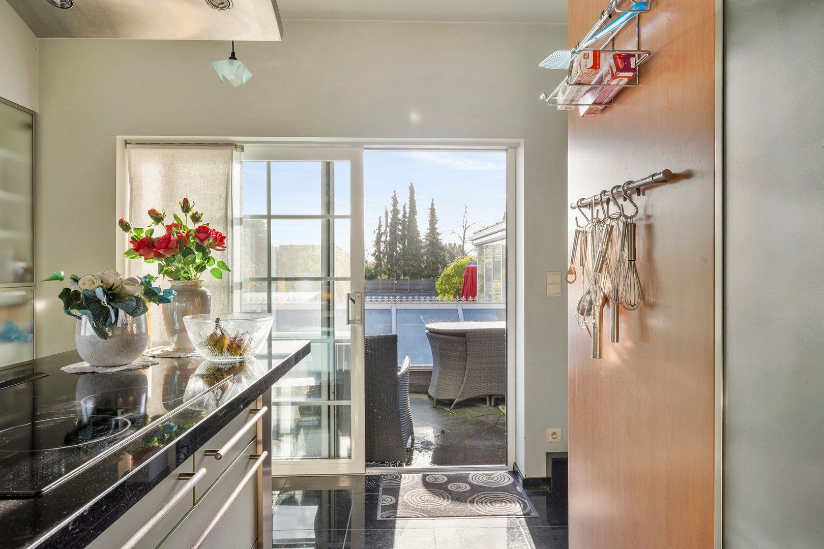 Gebouw waar het gezellige restaurant "De Vondel" is ondergebracht met woonst en voldoende parking op eigen terrein foto 21