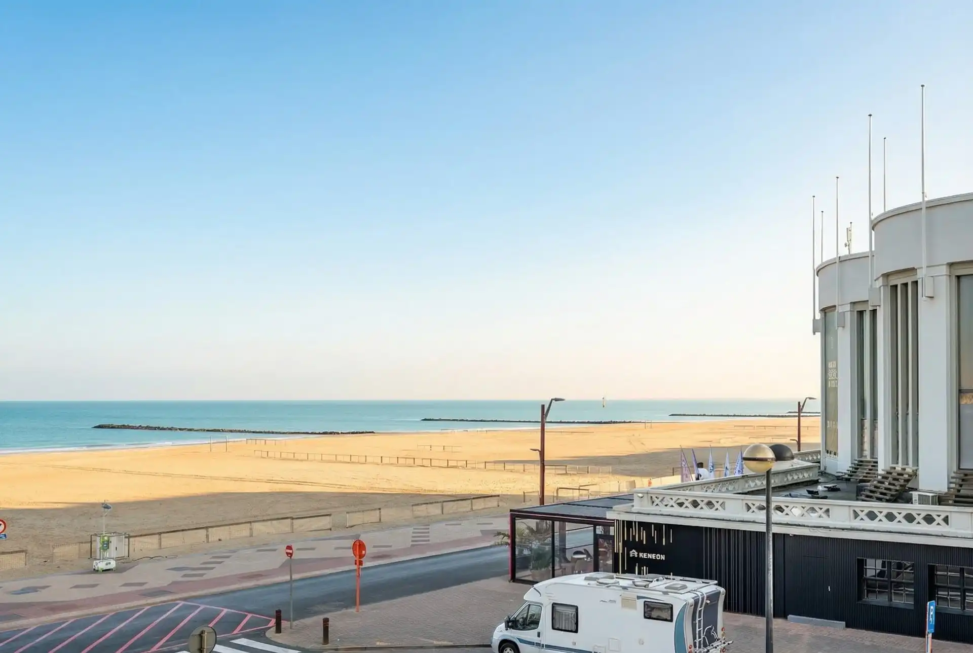 Appartement met prachtig zijdelings zeezicht, gelegen naast Casino Knokke. foto {{pictureIndex}}