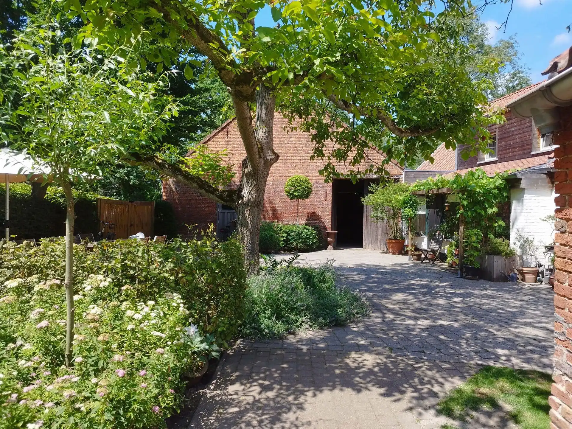 Langgevelhoeve met grote schuur, bakhuis en verwarmd zwembad foto 43