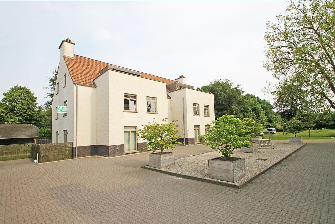 Appartement met 2 slaapkamers en ondergrondse staanplaats op centrale locatie in Oelegem! foto {{pictureIndex}}