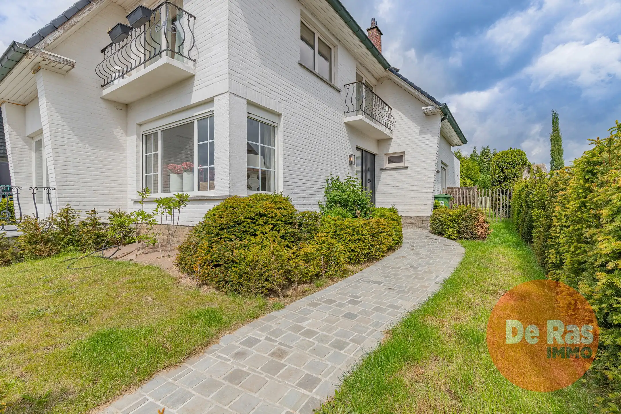 HERZELE- Gerenoveerde villa in een groen kader nabij centrum foto 5