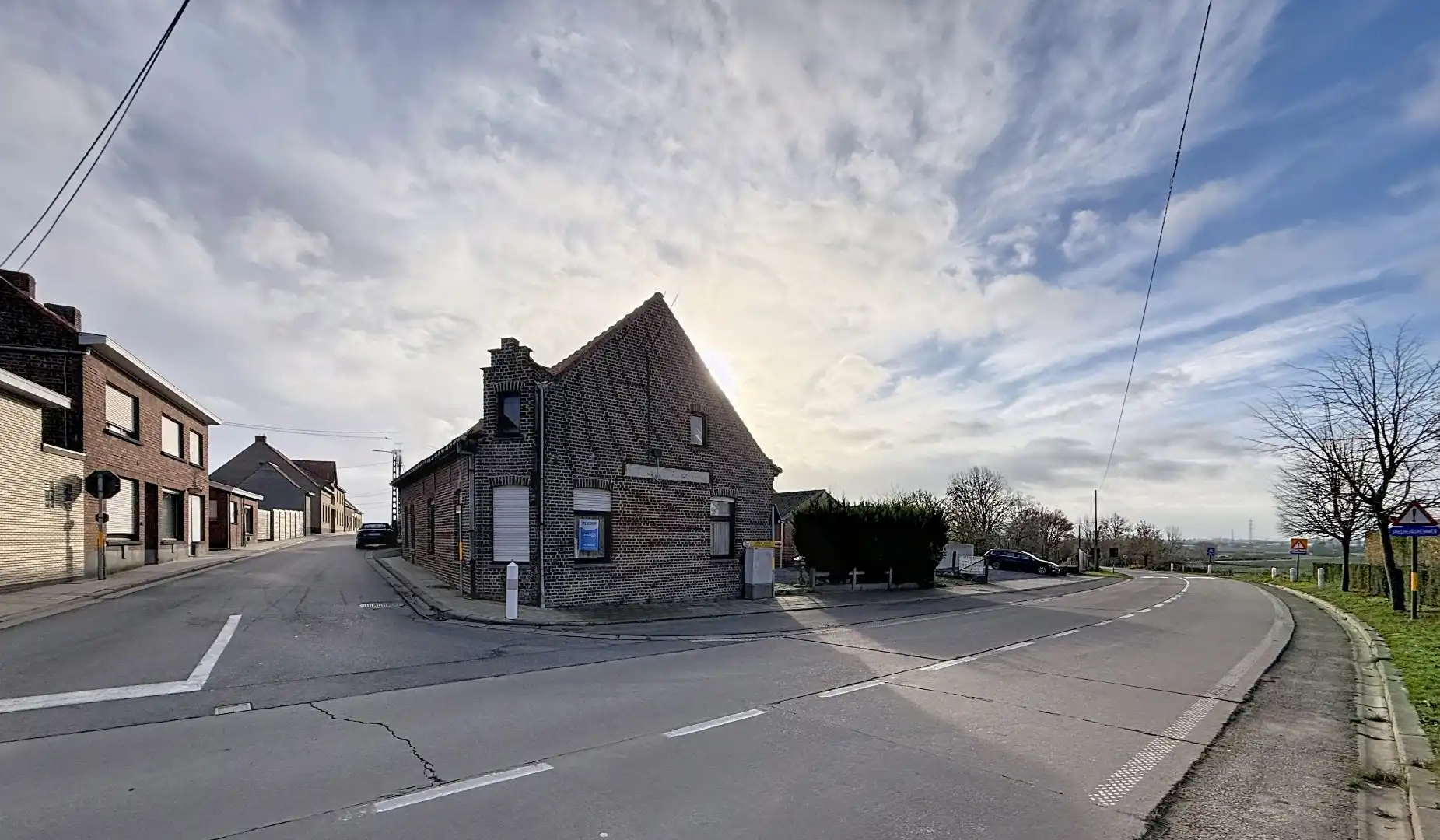 Te renoveren woning met garage op 354m² op Stadenberg foto {{pictureIndex}}