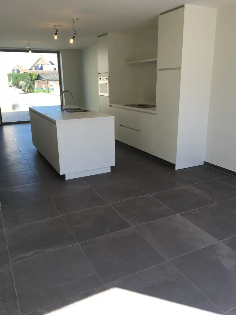 Energiezuinige nieuwbouwwoning met 3 slaapkamers, zonnige tuin en private parkeerplaats, rustig gelegen nabij het centrum van Oostduinkerke en op fietsafstand van zee! foto 14