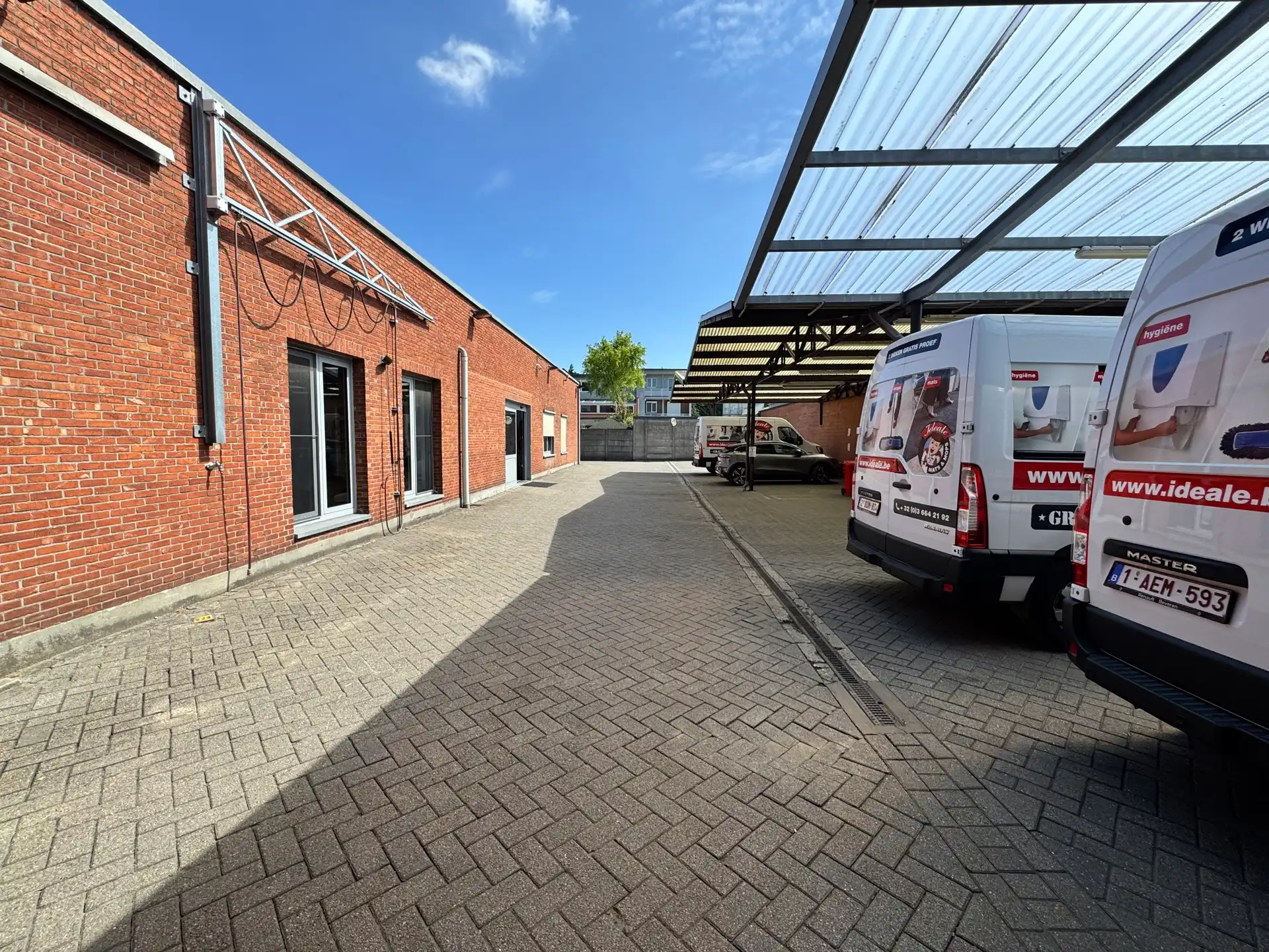 Industrieel gebouw met kantoren en buitenopslag te huur op toplocatie in Ekeren foto 3