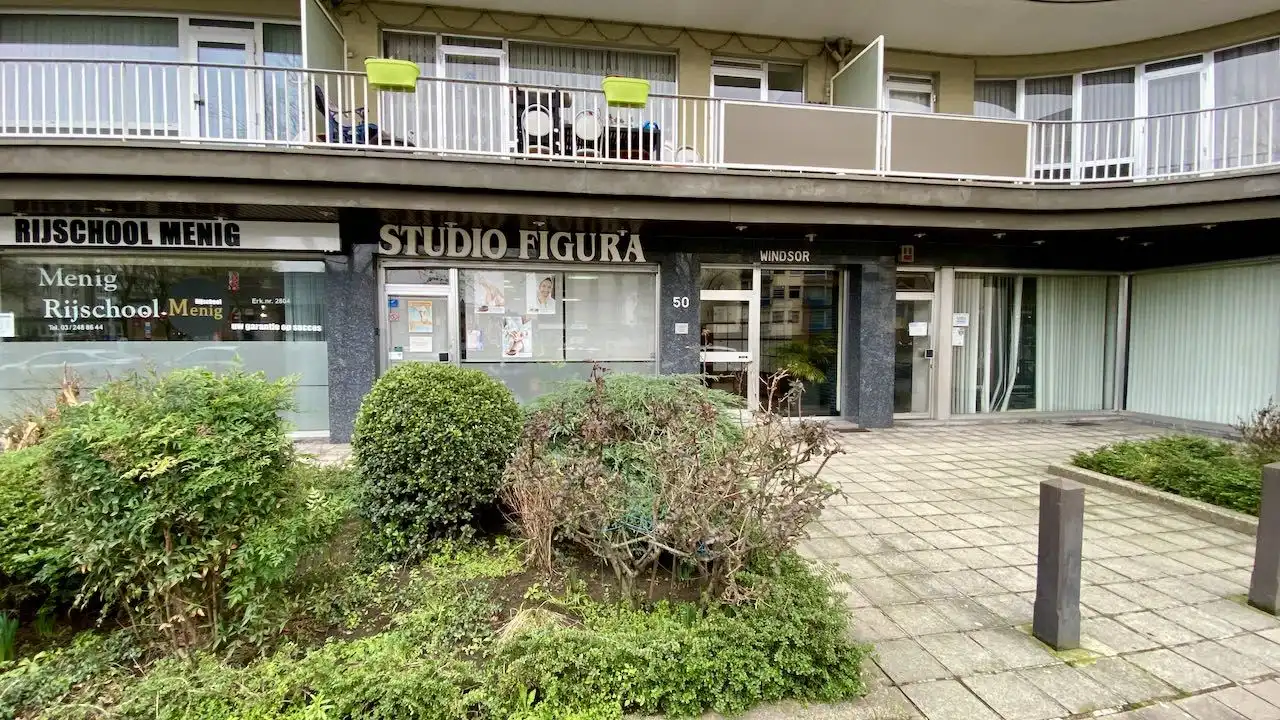 Zeer goed gelegen handelsgelijkvloers/praktijkruimte van +/- 90m2. foto {{pictureIndex}}