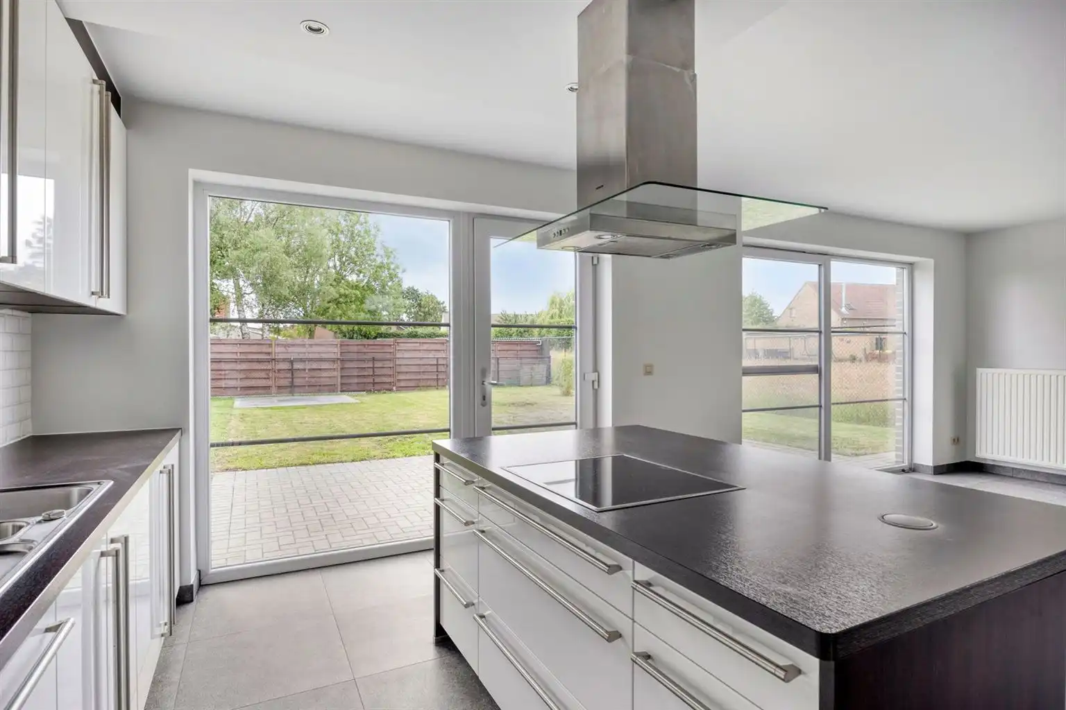 Instapklaar gelijkvloers appartement met 2 slaapkamers, ruime tuin en parkeergelegenheid op een rustige toplocatie in Opitter.  foto 7