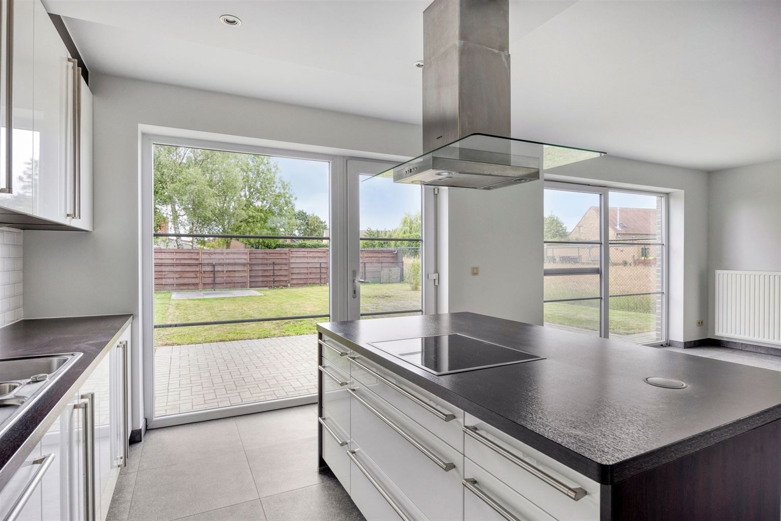 Instapklaar gelijkvloers appartement met 2 slaapkamers, ruime tuin en parkeergelegenheid op een rustige toplocatie in Opitter.  foto 7