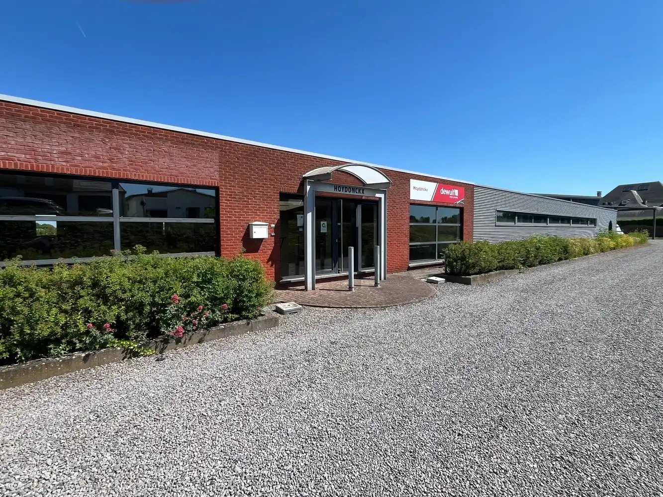 Bedrijfsgebouw met showroom foto 8