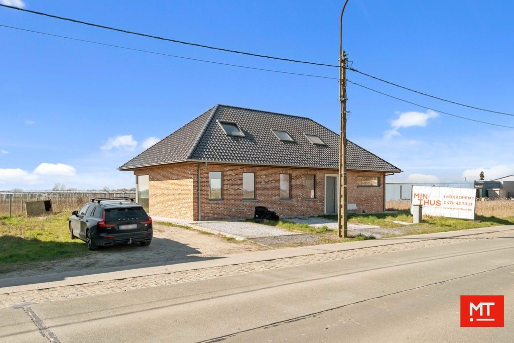 Alleenstaande woning met landelijk verzicht op 3.584 m² te koop in Ledegem foto 2