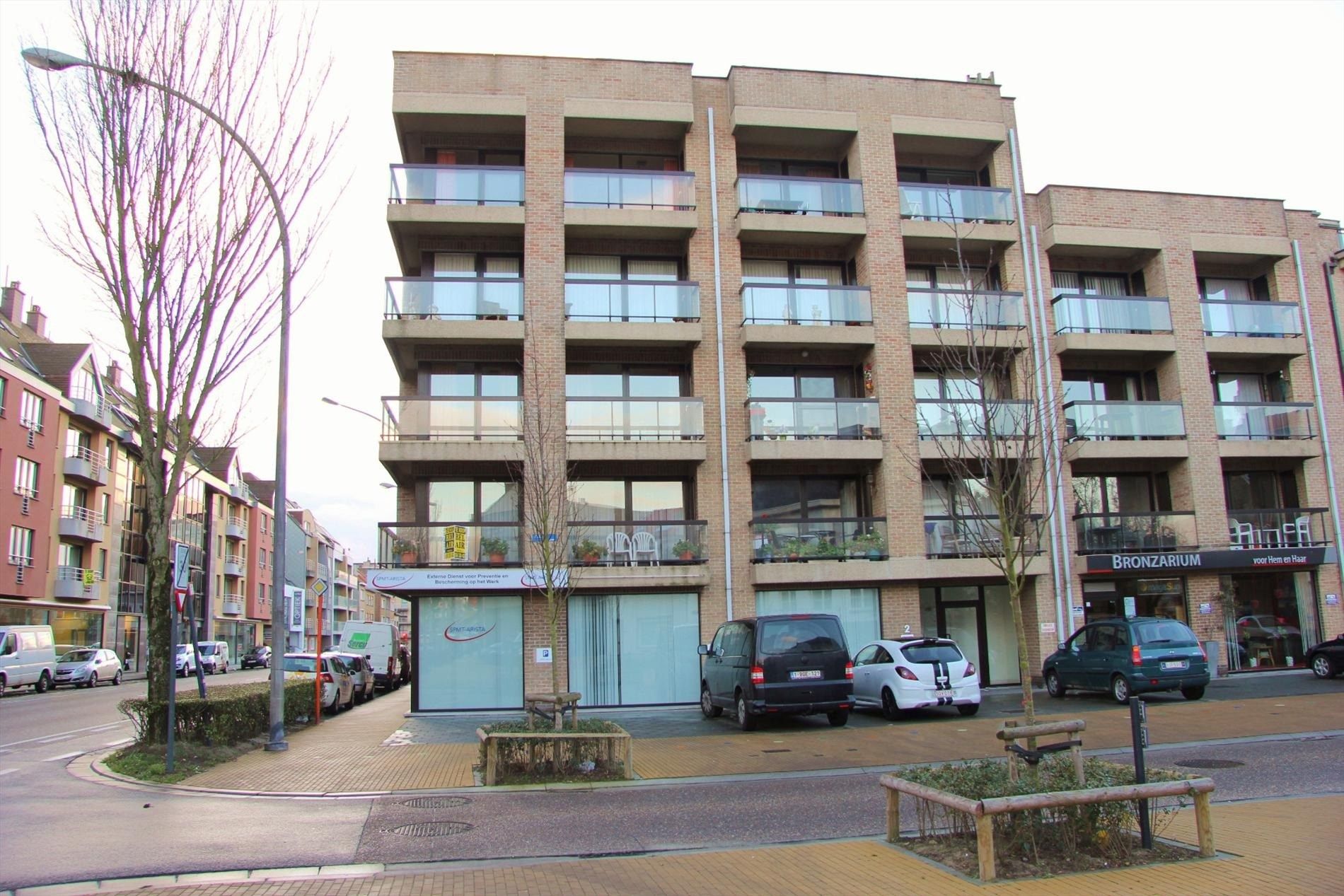 Ongemeubeld tweeslaapkamerappartement met prachtig zicht vanop groot terras foto 1