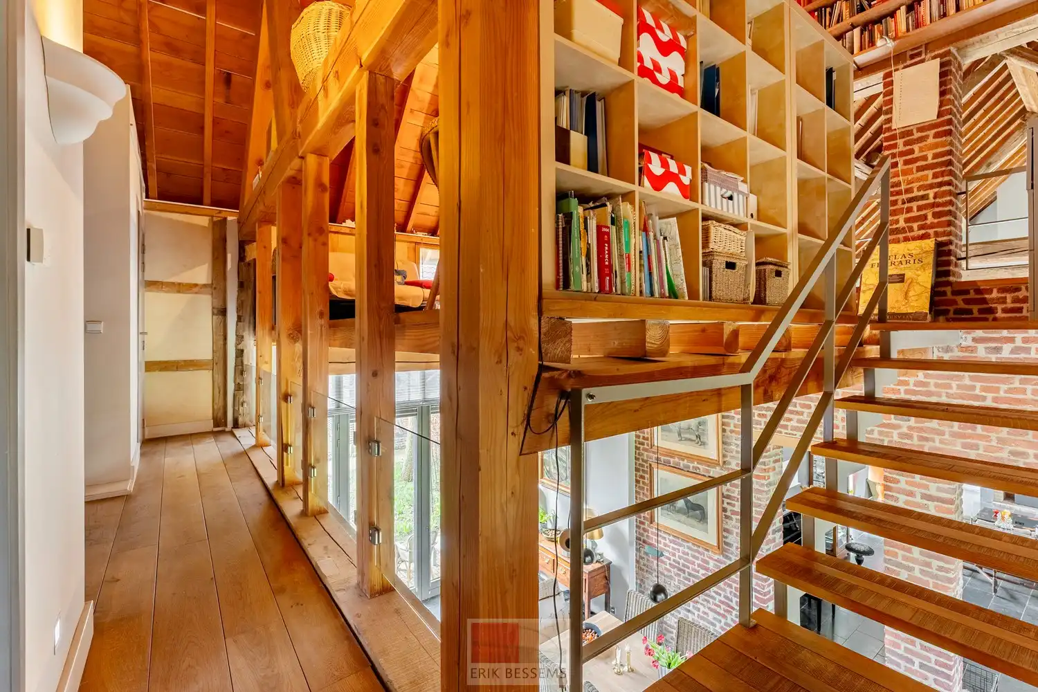 Een zeer karaktervol woonerf van maar liefst 3996 m² met bijzondere uitstraling, bestaande uit een prachtige hoofdwoning (voormalige schuur en stallen) en een charmant vakwerkhuis. foto 31