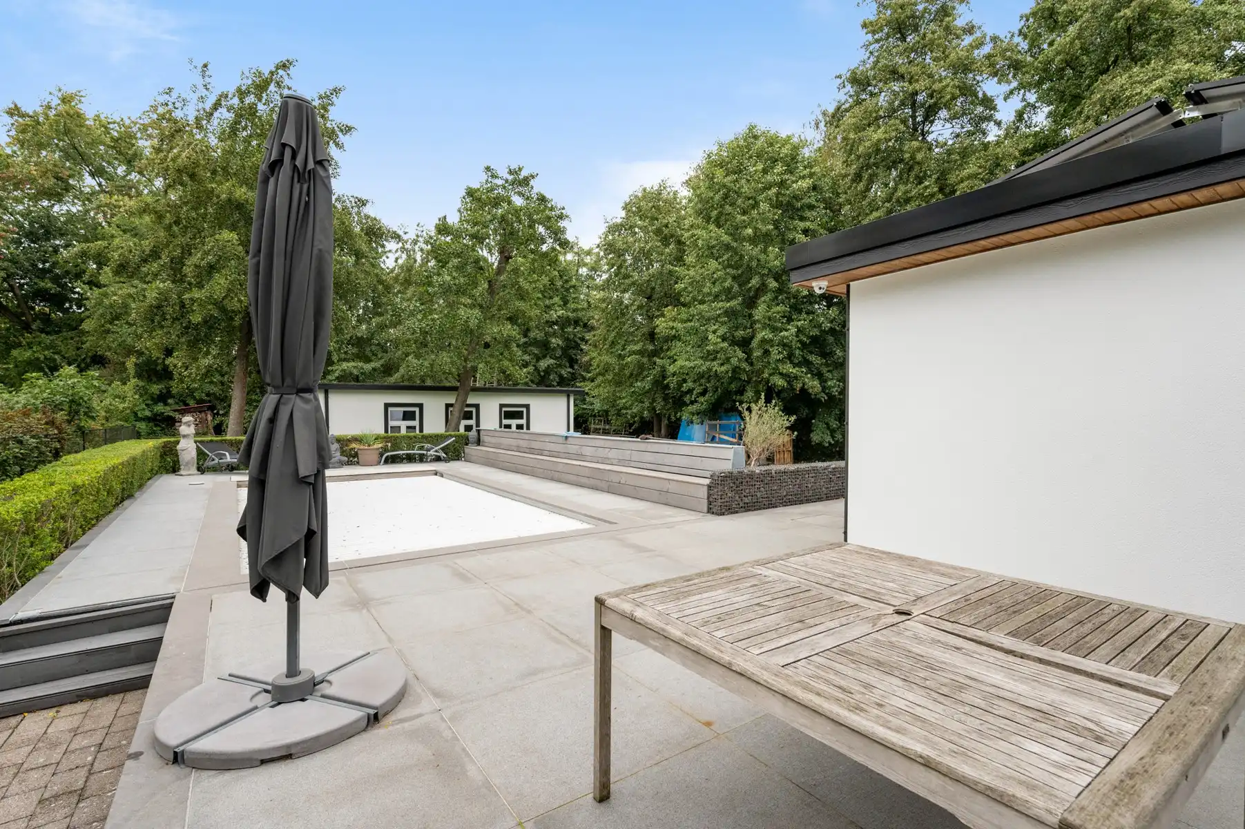 Lichtrijke laagbouwwoning met zwembad en werkplaats foto 7