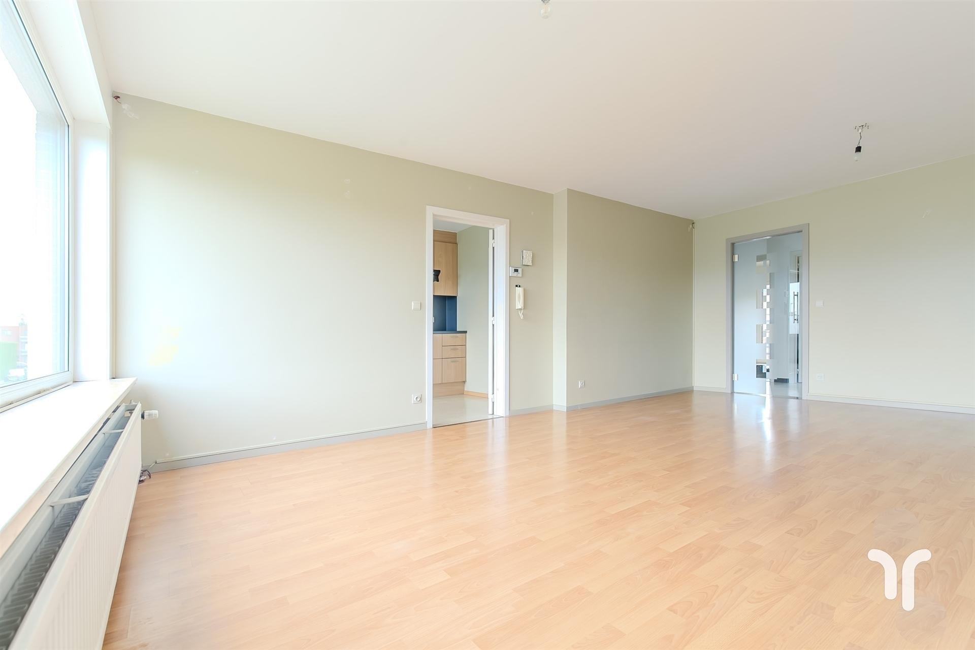 Verzorgd 2 slaapkamer appartement met garage foto 2