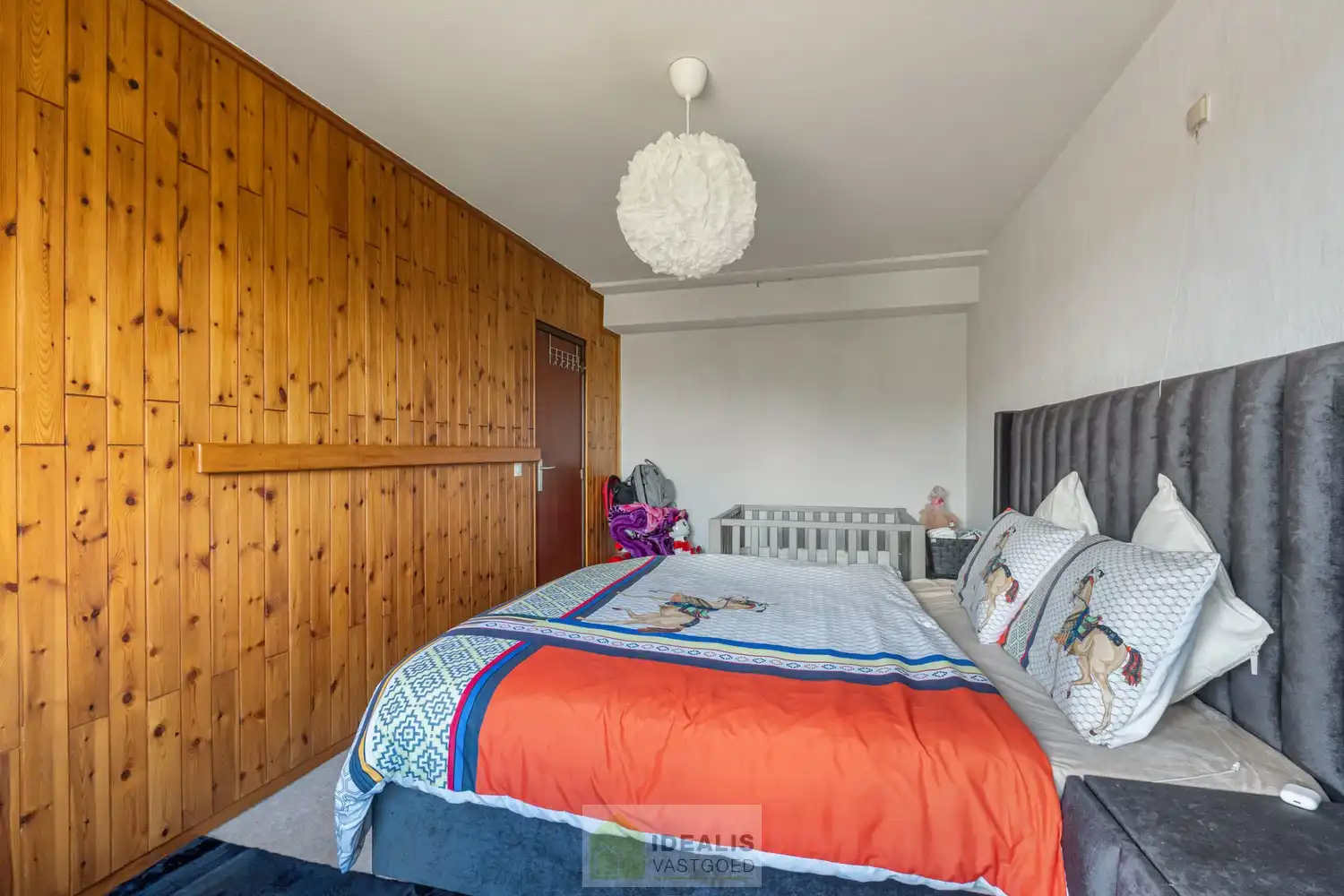 IDEALIS VASTGOED – CENTRAAL, DOCH ZEER RUSTIG GELEGEN 3-SLPKMR APPARTEMENT IN HET CENTRUM VAN HEPPEN (LEOPOLDSBURG)! – Correct onderhouden appartement van ca. 100m² op de tweede verdieping met een aangename leefruimte met aansluitend keuken, 3 slaapkamers, bergruimte en badkamer. Het appartement beschikt tevens over een privatieve kelder en aparte garagebox. Geschikt voor zij die zoeken naar betaalbaar wonen in het centrum van Heppen. foto 11
