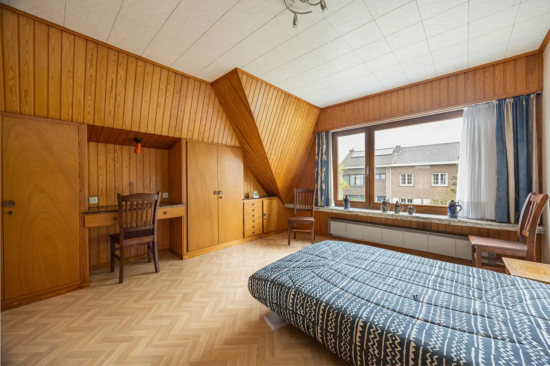Landhuis met private tuin, vier slaapkamers en twee garages foto 11
