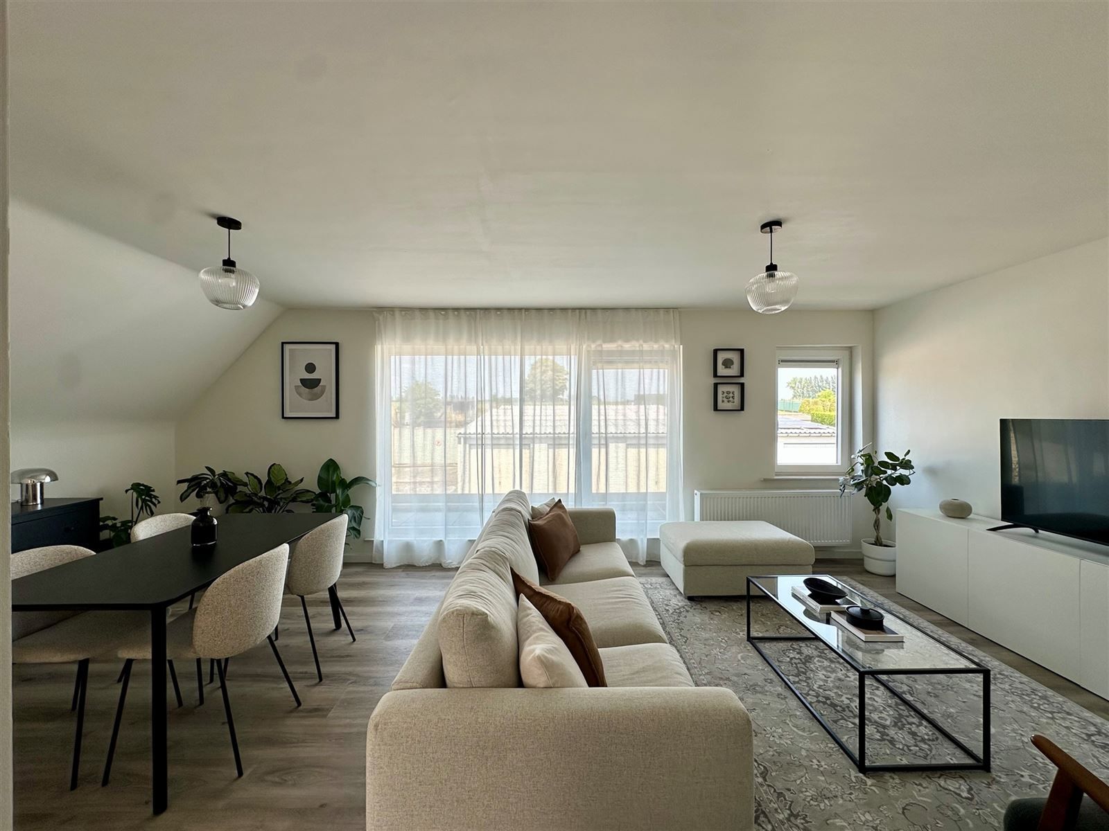 Lichtrijk en volledig gerenoveerd appartement te Oudenhove! foto {{pictureIndex}}