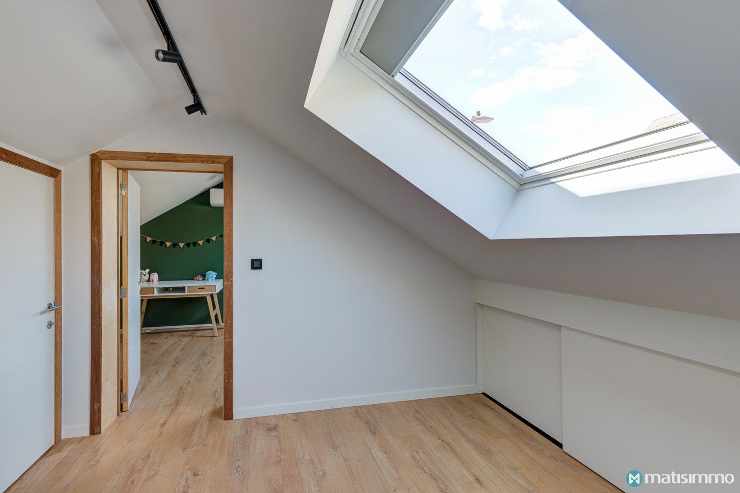 RUIME INSTAPKLARE GEZINSWONING MET 4 SLAAPKAMERS, TUIN EN ZONNEPANELEN foto 23