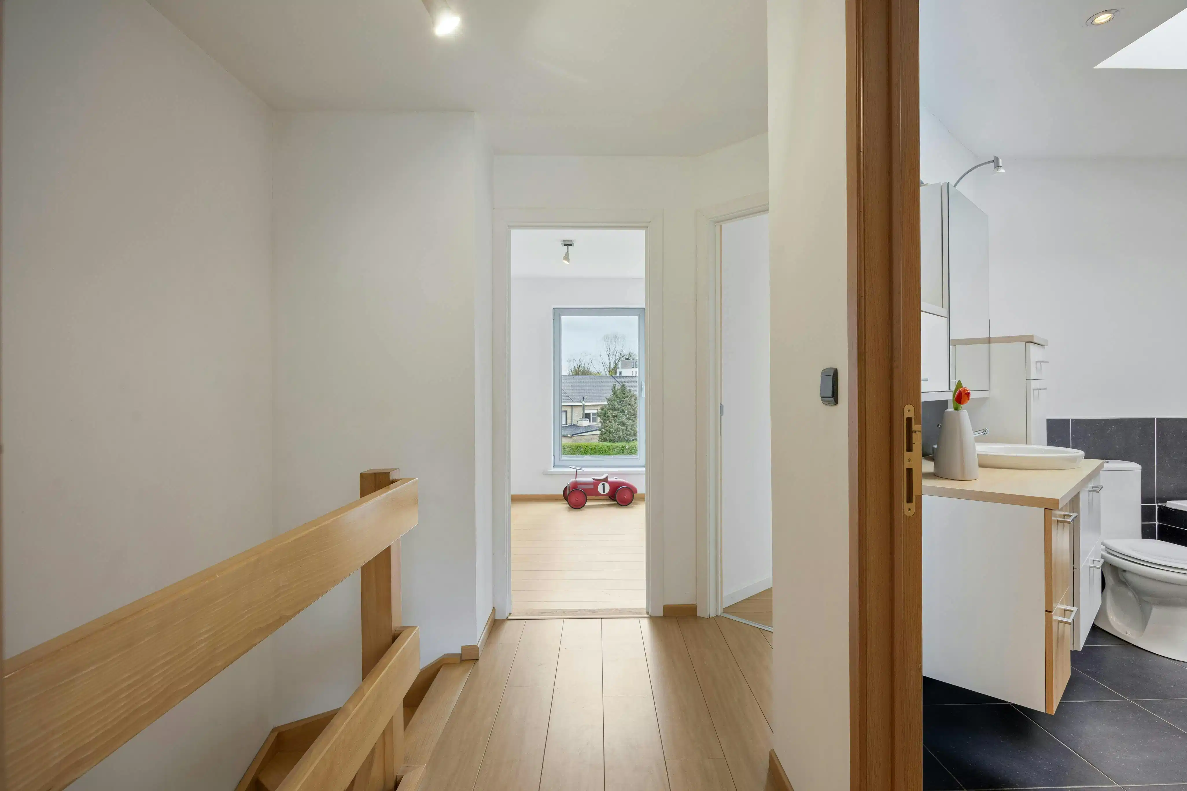 Instapklare bel-etage met 3 slaapkamers en zonnige tuin in hartje Eeklo foto 16