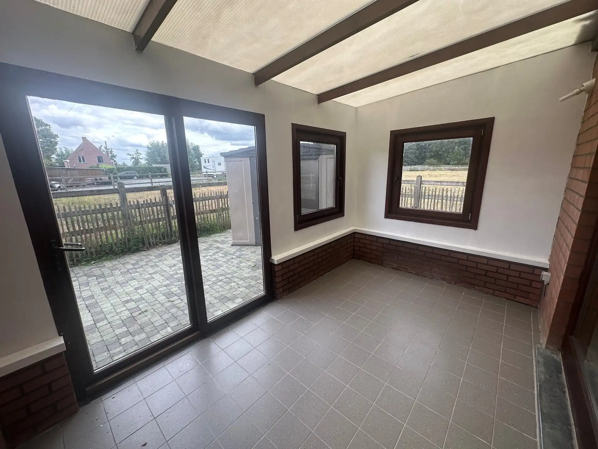 Woning met oprit en terras in het landelijke Laarne foto 4