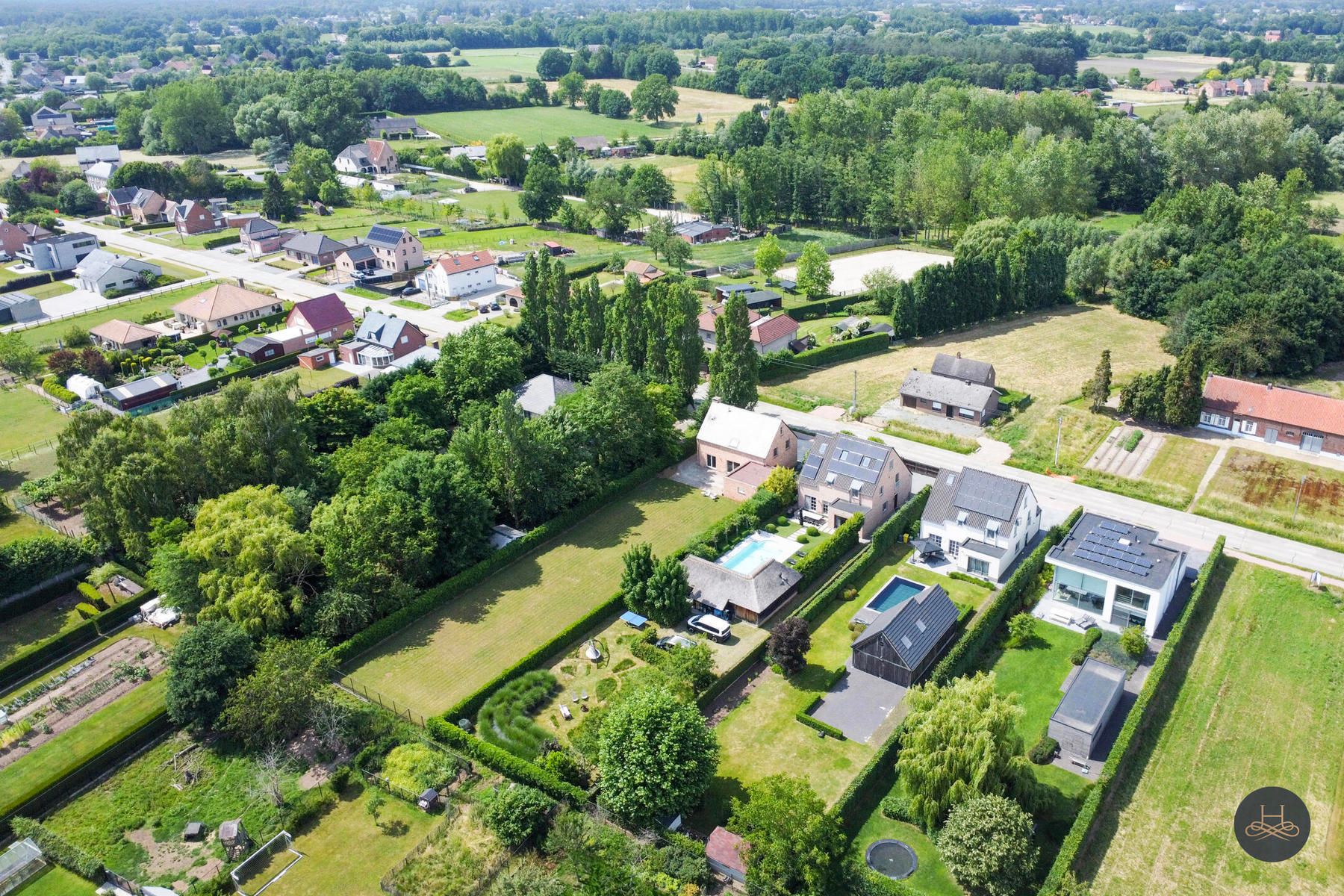 Instapklare villa met prachtig aangelegde tuin en zwembad foto 30