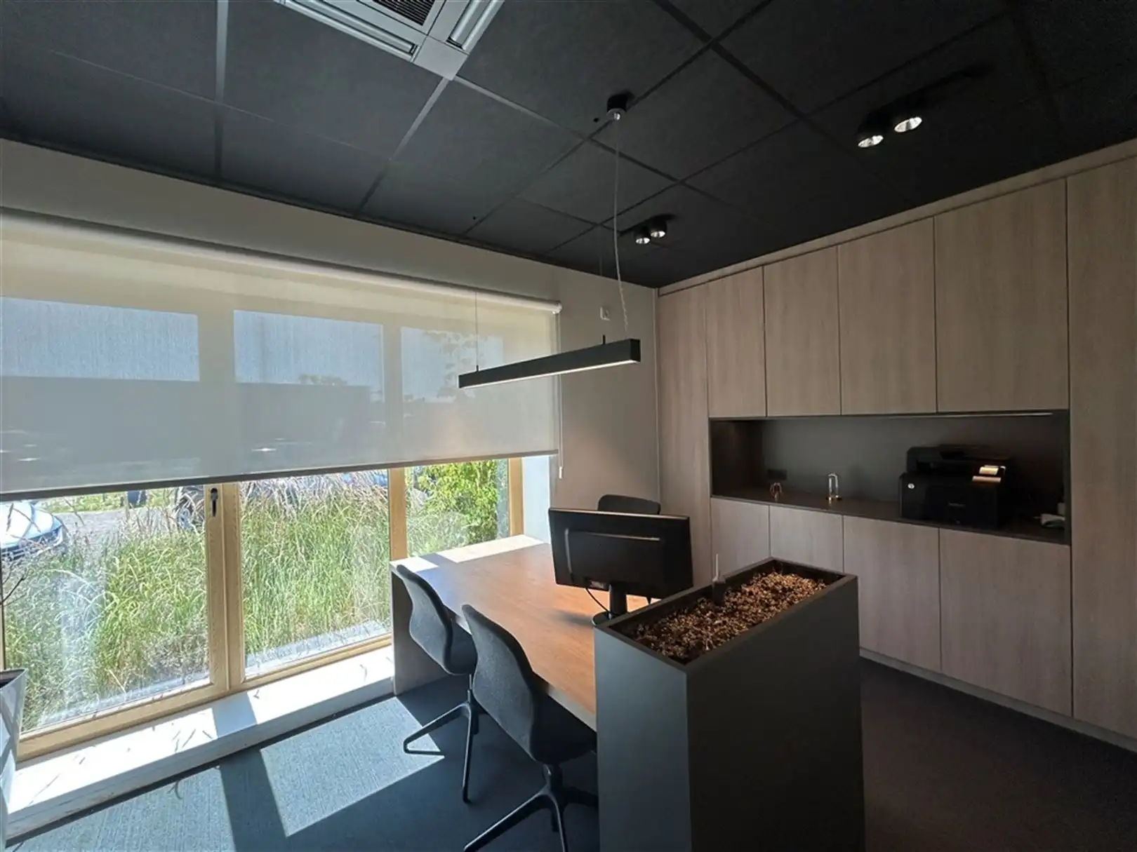 Hedendaags kantoorgebouw met magazijn foto 6