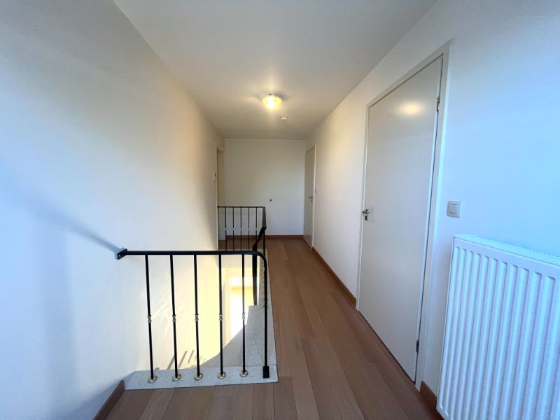 GERENOVEERD DUPLEXAPPARTEMENT TE HUUR MET 3 SLAAPKAMERS foto 8