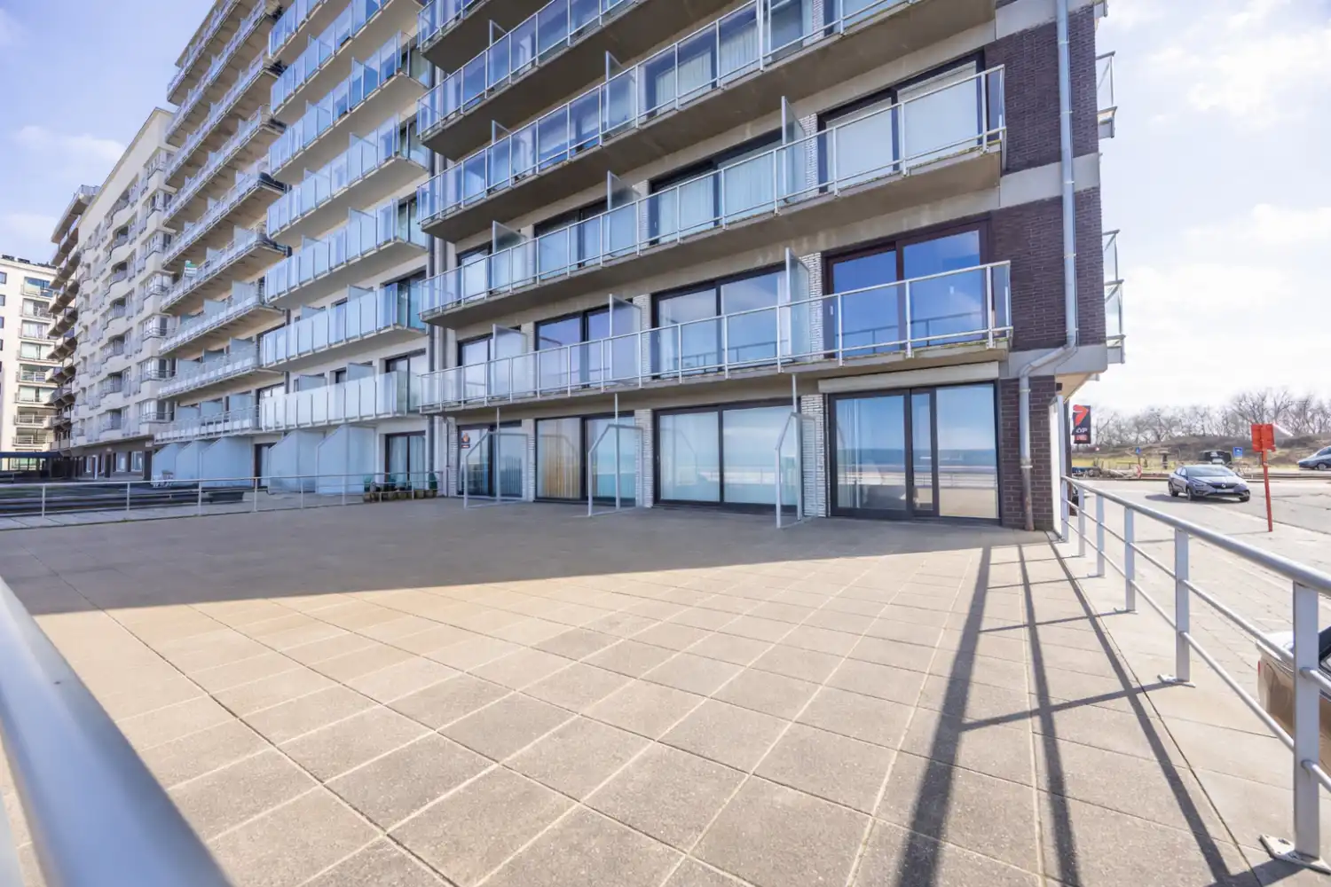 Gelijkvloers appartement met frontaal zeezicht en ruim zonneterras te koop in Middelkerke foto 2