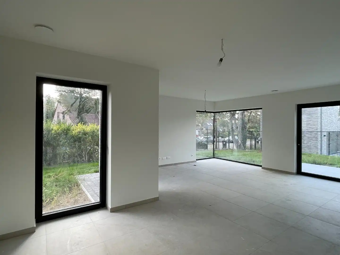 Zeer ruime moderne halfopen nieuwbouwwoning met tuin/terras en garage foto 9