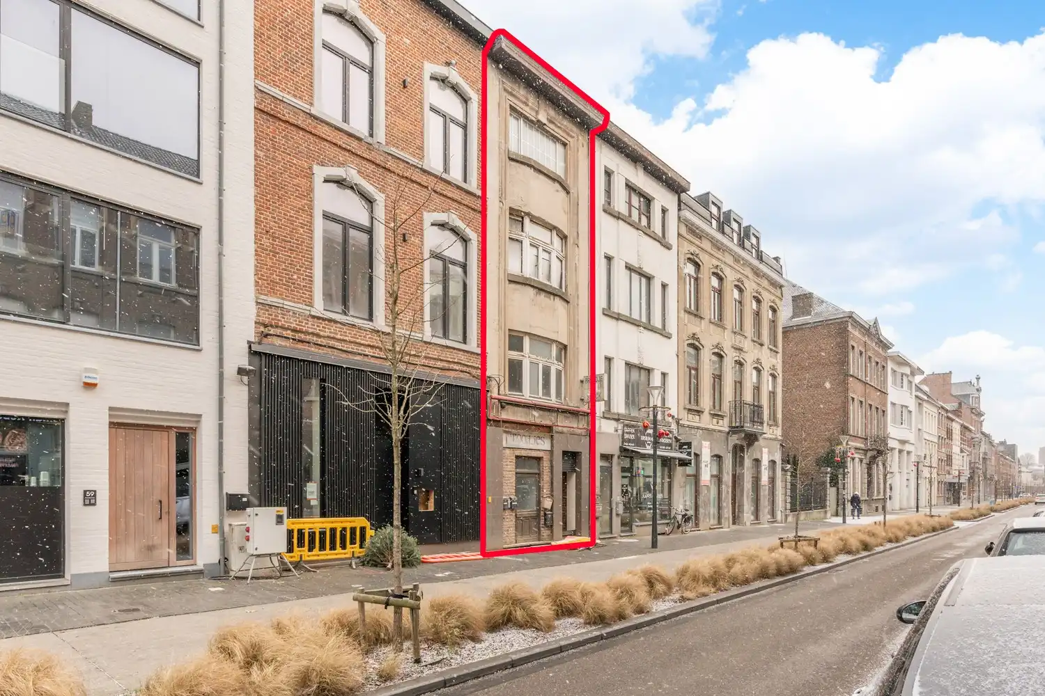 Te renoveren handelshuis op een toplocatie te Sint-Truiden foto {{pictureIndex}}