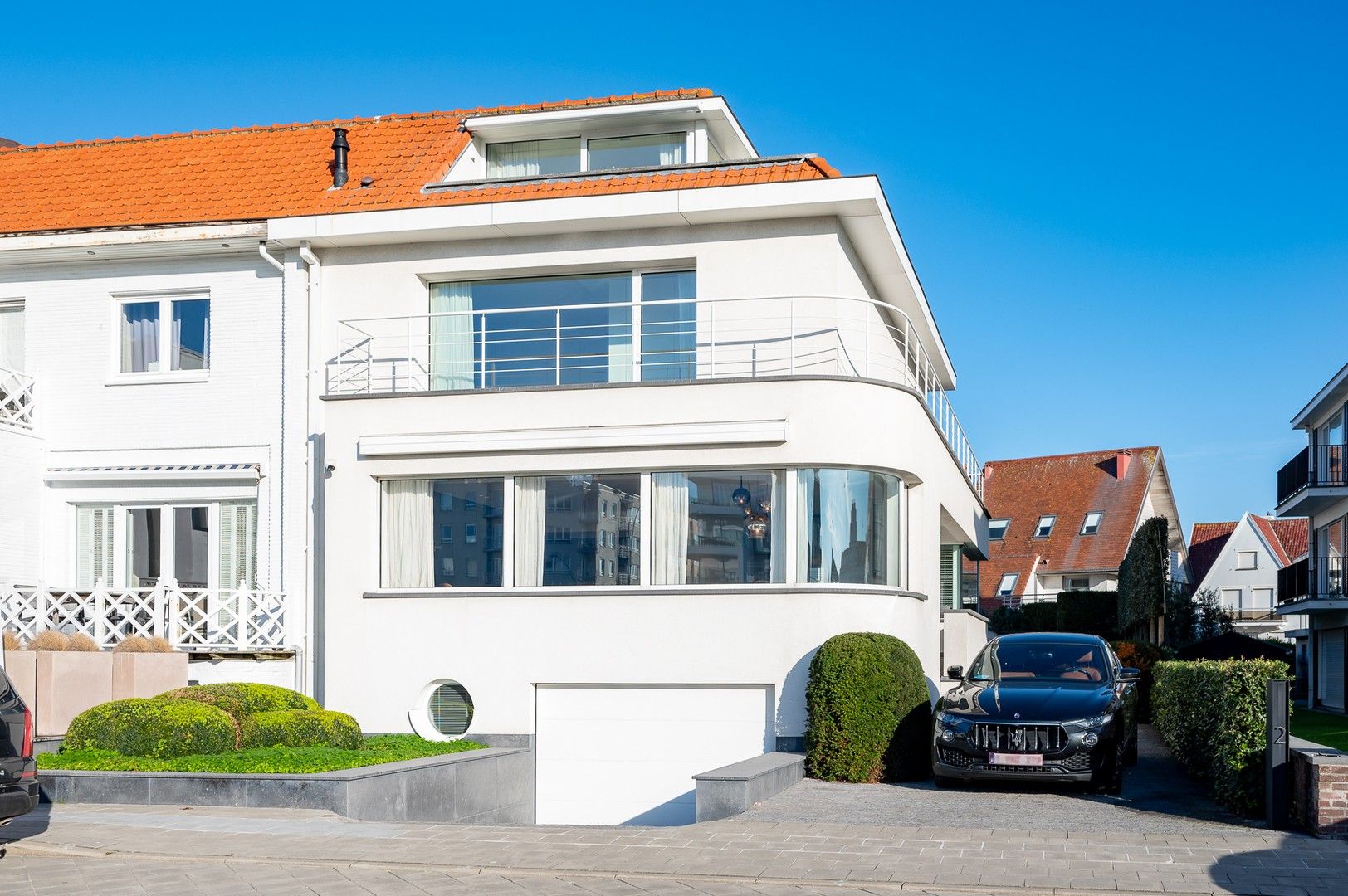 Prachtige lichtrijke villa op enkele stappen van de zee en het strand. Unieke ligging met parking voor 8 wagens. foto 19