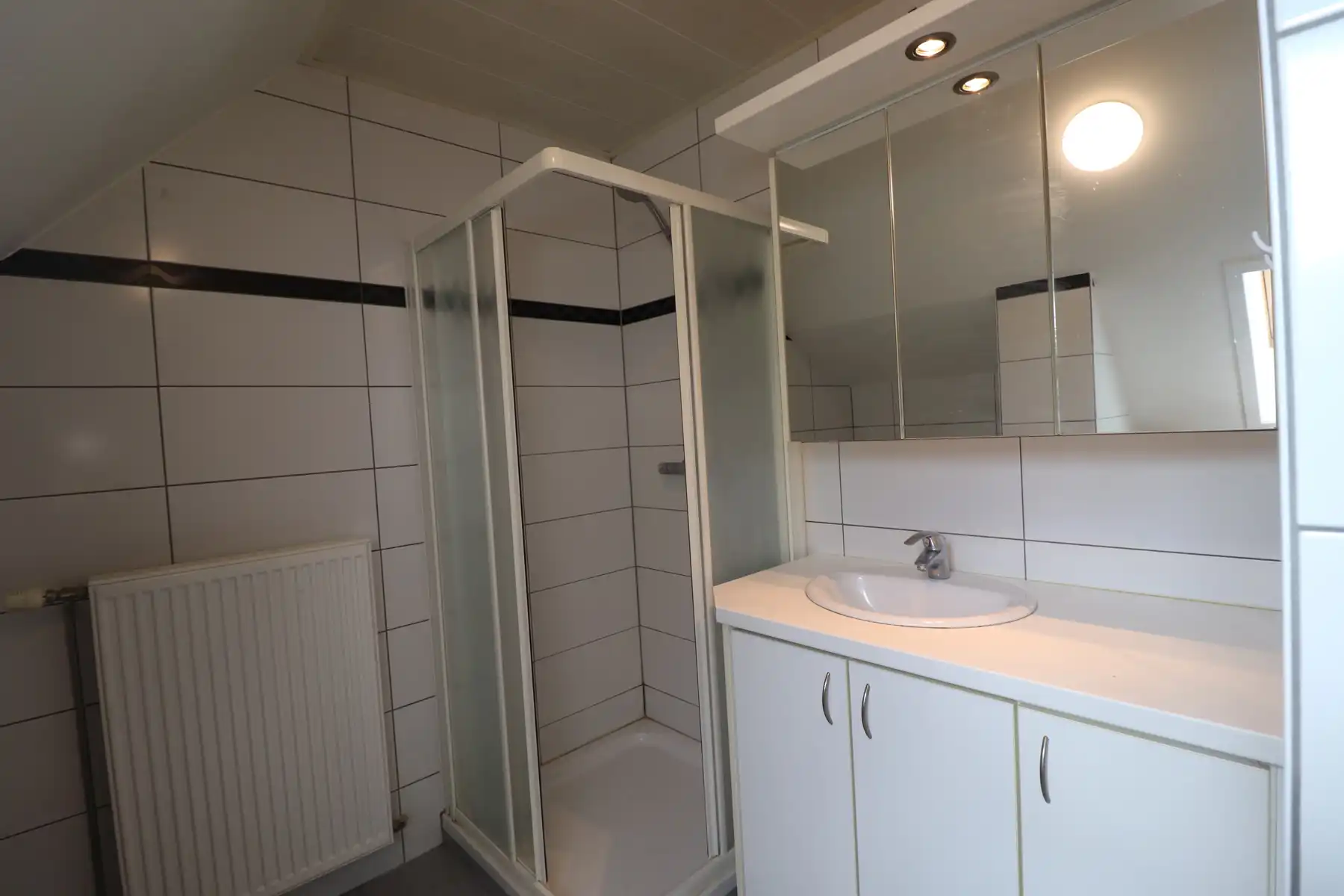 Appartement op de 1ste verdieping met carport/tuinberging en terras met tuin. foto 13