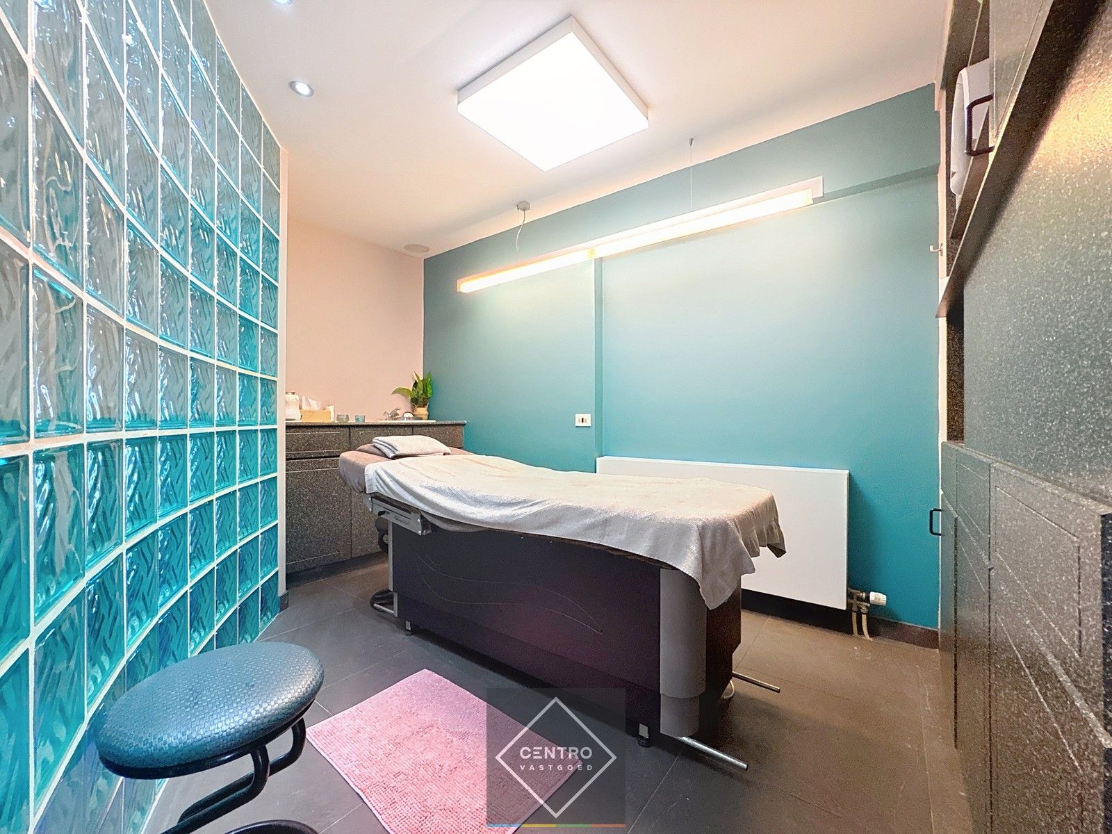 Instapklaar handelspand met wellness, appartement én verhuurde broodjeszaak – toplocatie in Sint-Eloois-Winkel (Ledegem). foto 5