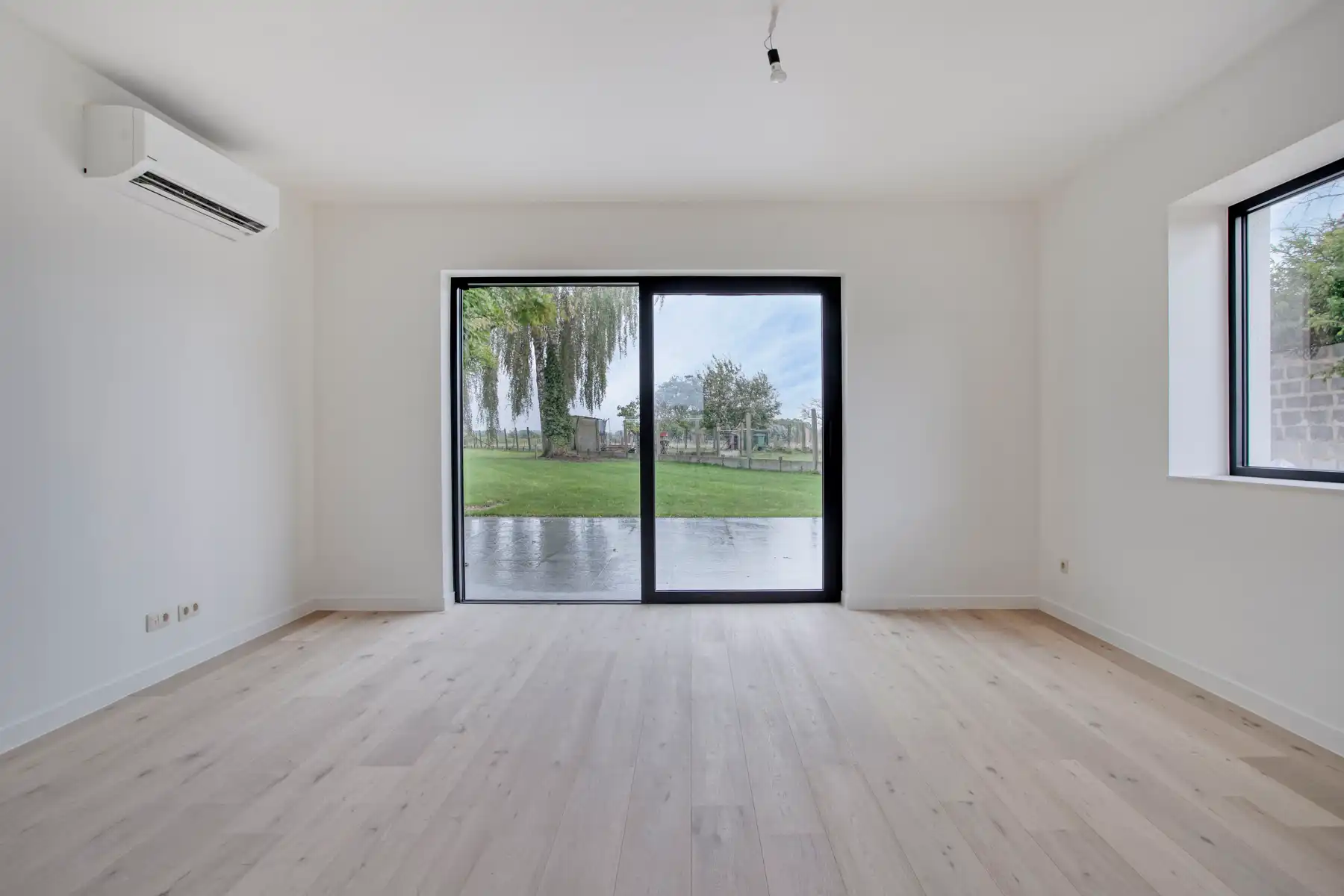 Gerenoveerde woning met 5 slaapkamers en bijbouw foto 3