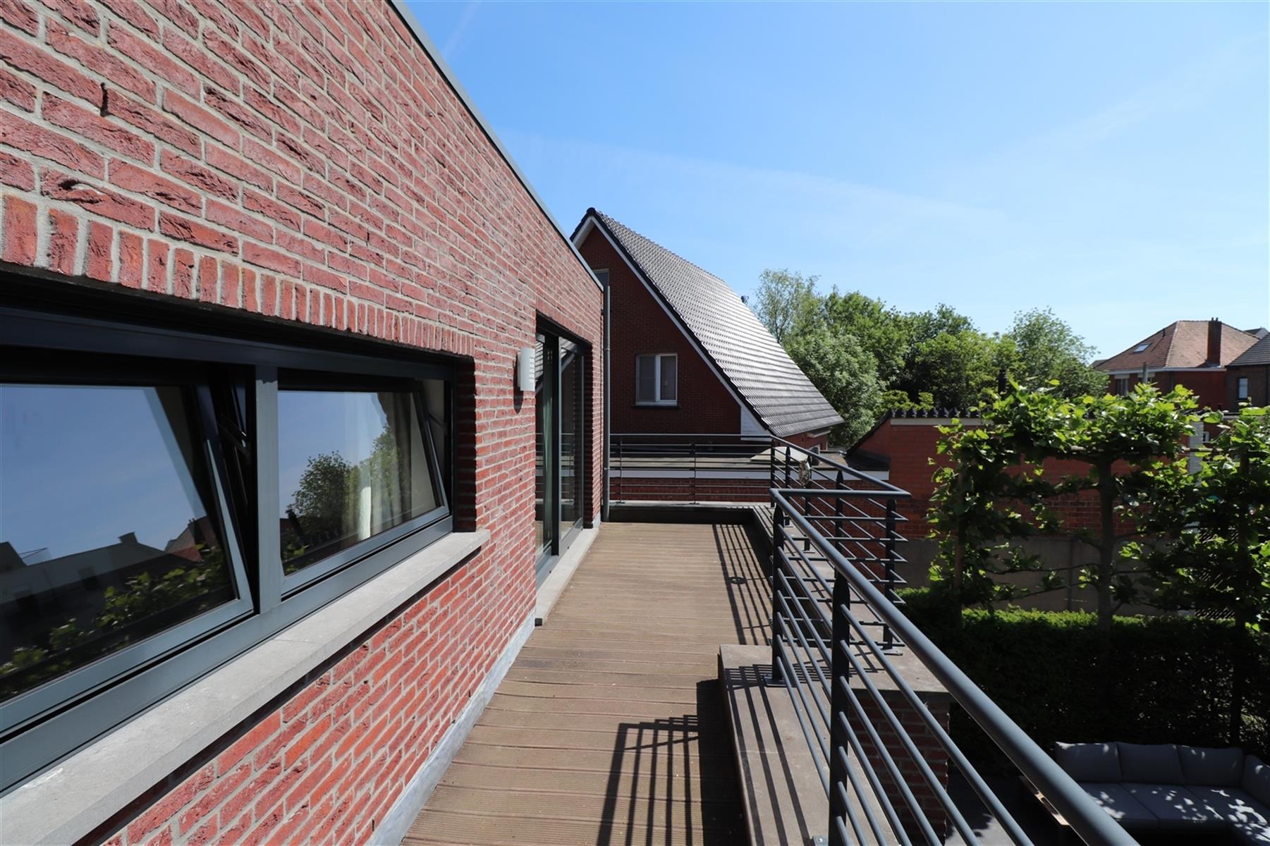 Een appartement op de 1ste verdieping met 2 slaapkamers en terras. foto 9