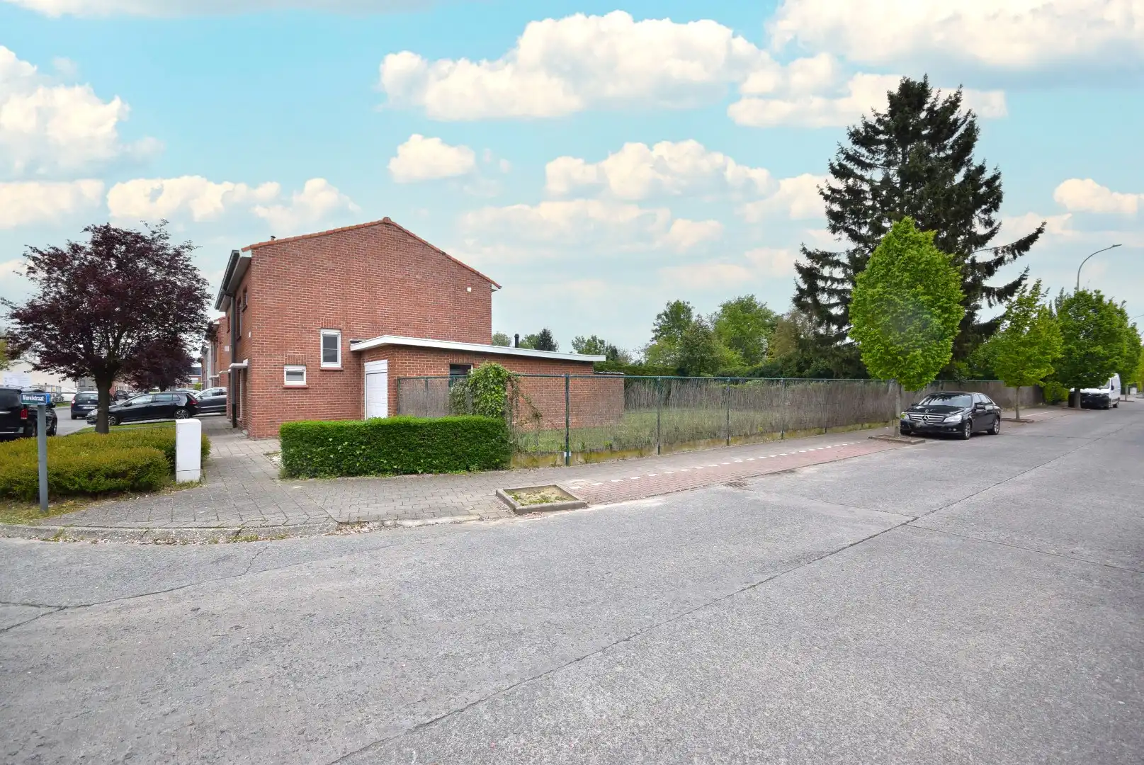 Ruime halfopen woning met grote tuin op toplocatie in Roeselare foto 16