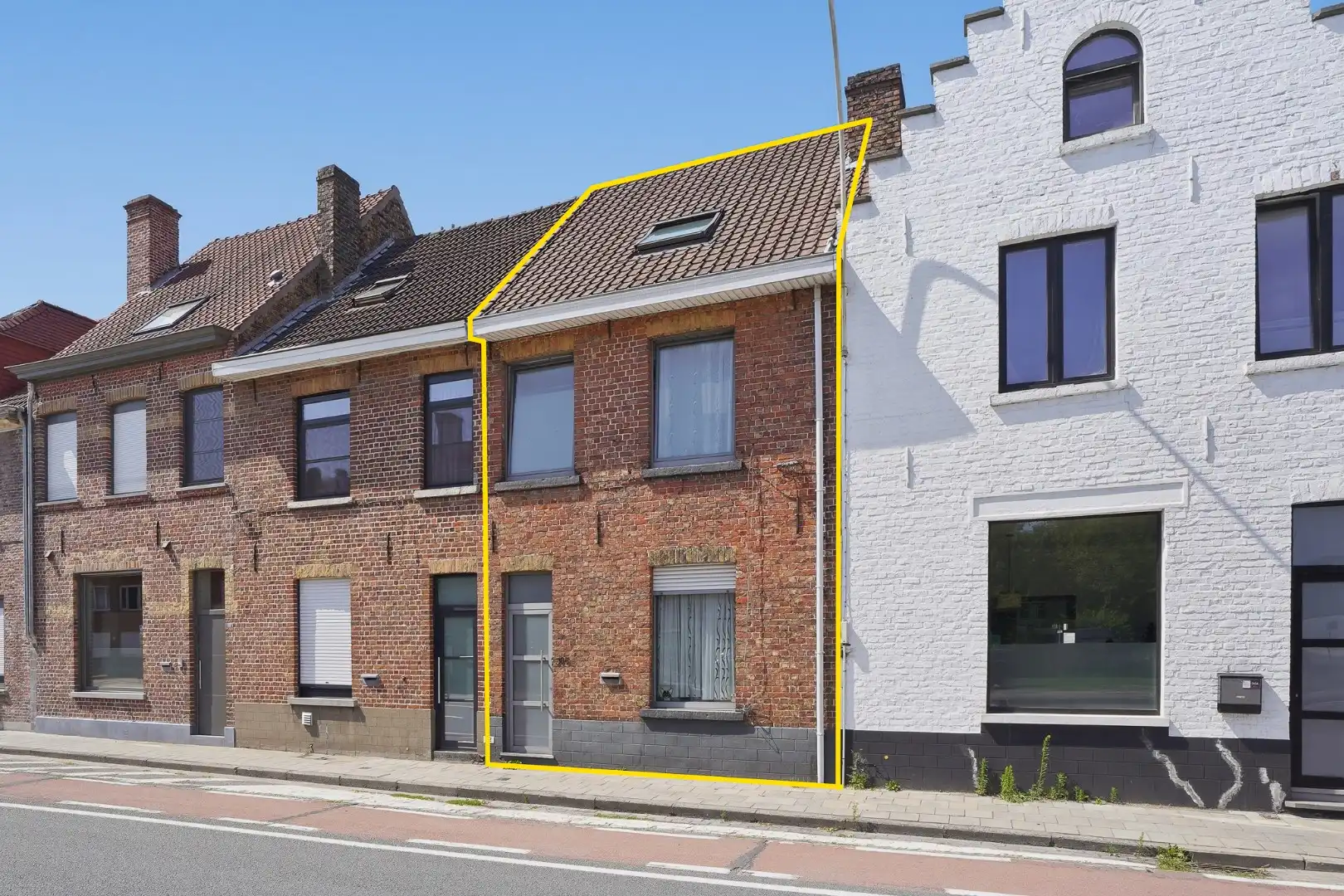 Ruime gezinswoning met 4 slaapkamers en grote tuin in Sint-Andries foto {{pictureIndex}}