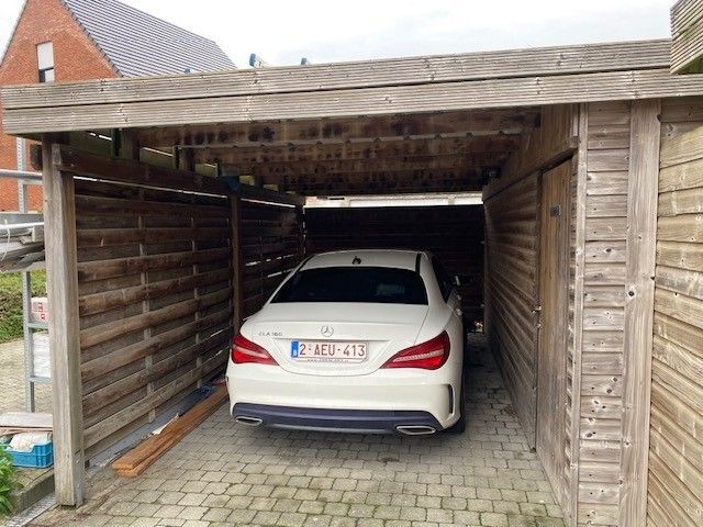 Ruim gelijkvloers appartement met terras en carport. foto 11