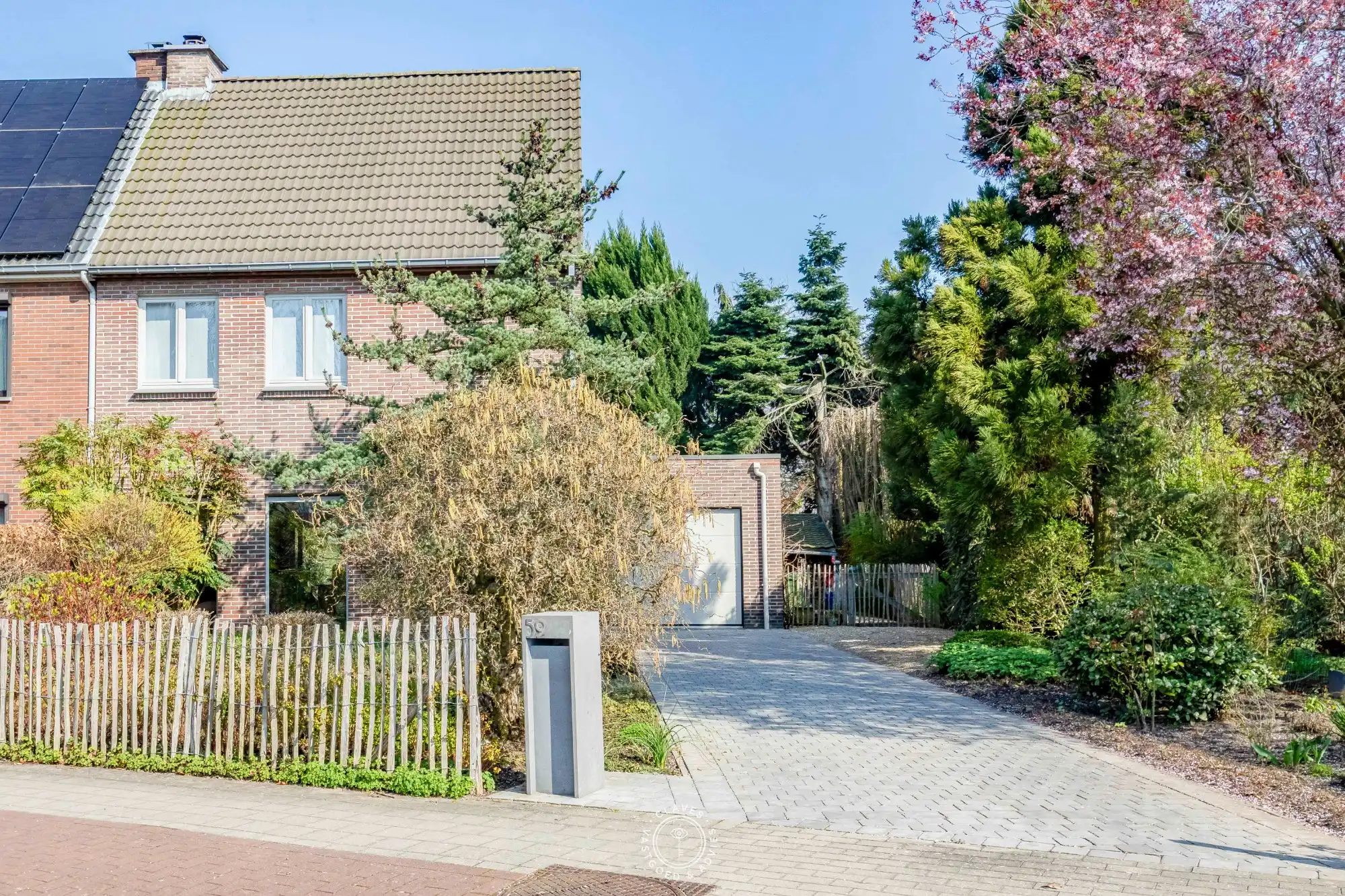 Huiselijke halfopen bebouwing met prachtige tuin in geliefde woonwijk foto 5