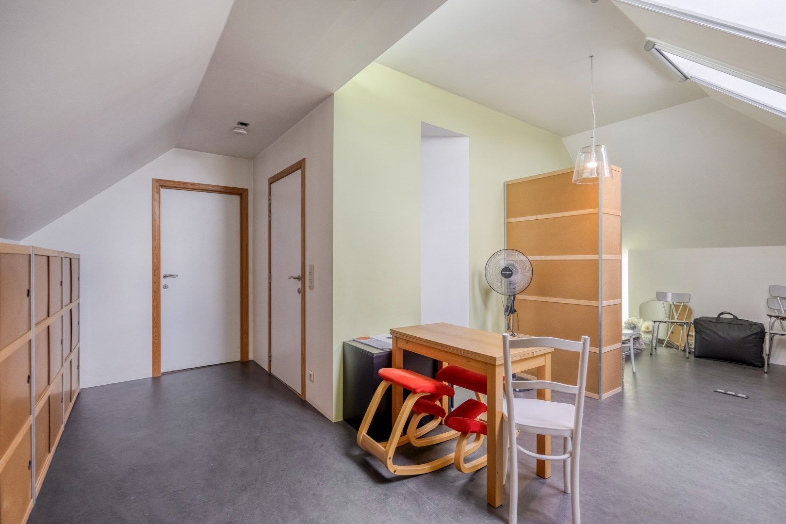 Instapklaar herenhuis met 4/5 slpks, centraal gelegen in Achterbos !  foto 28