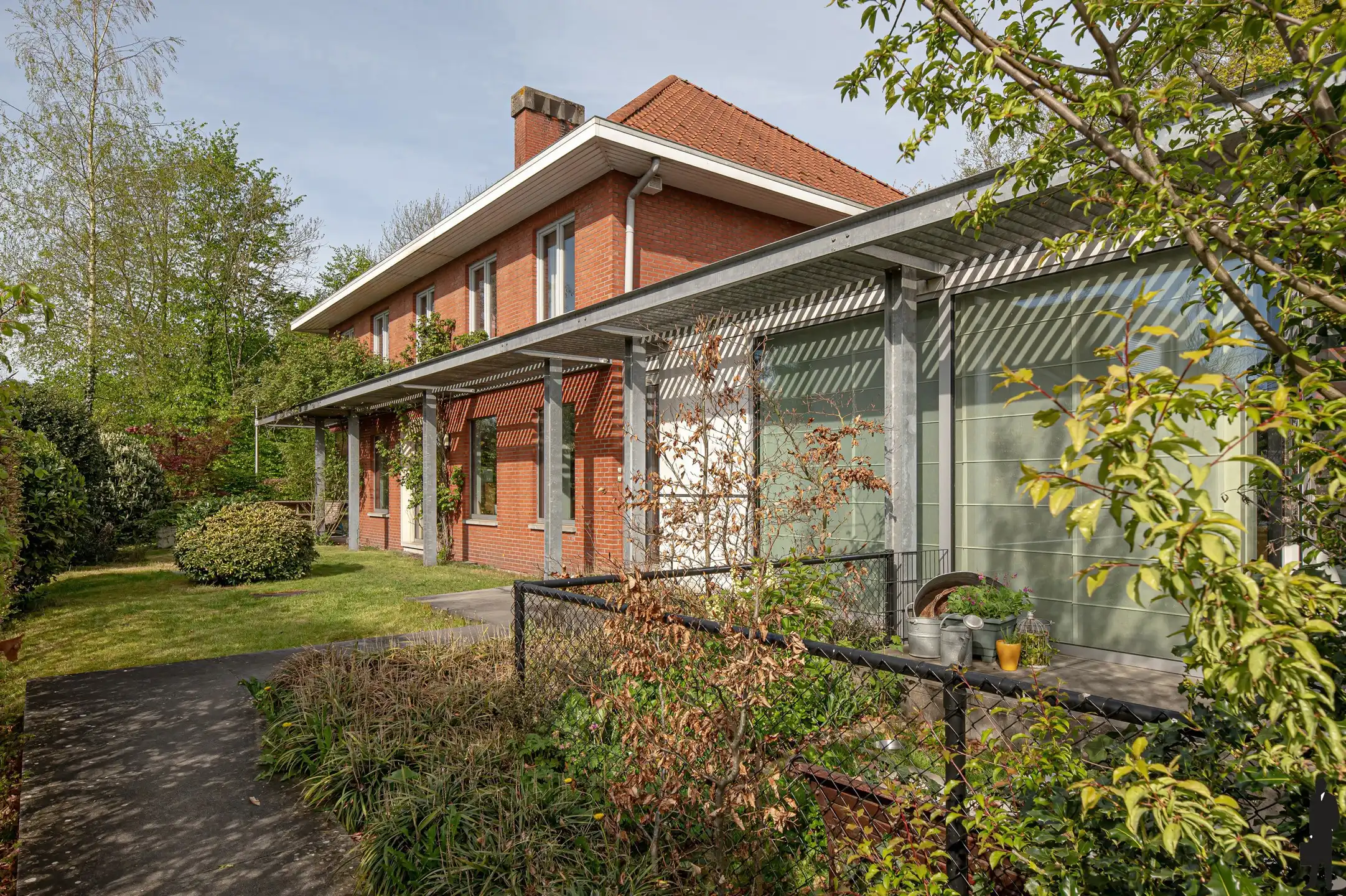 Ruime woning met zorgwoning foto {{pictureIndex}}